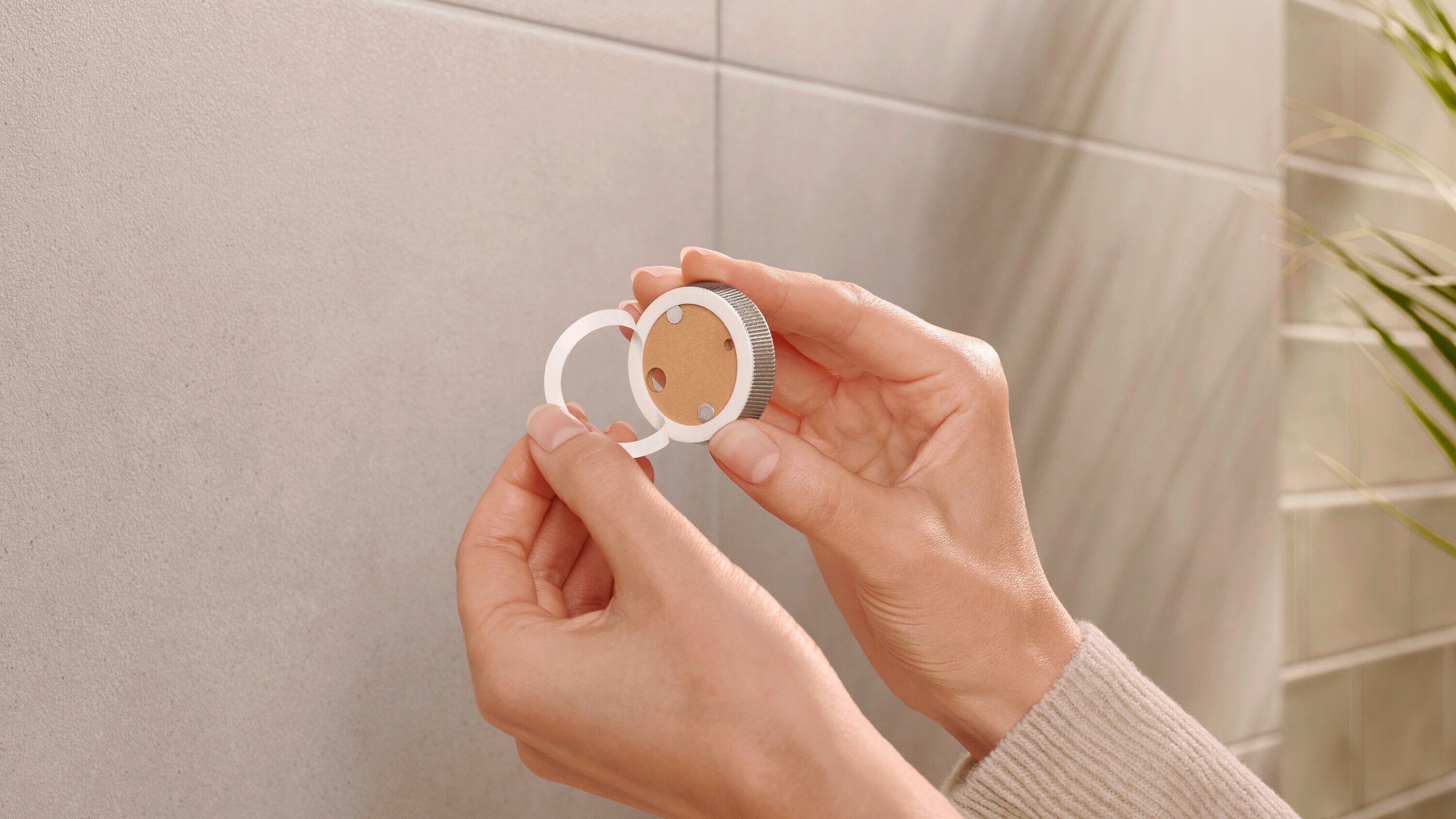 tesa Toilettenpapierhalter Toilettenpapierhalter MOON - selbstklebender Rollenhalter ohne Deckel (Packung, 3-St., Inkl. Powerkit Montagezubehör - enthält Klebelösung und Adapter), PVD-beschichtetes Metall - ohne Bohren - 99 x 140 x 53 mm - Bronze