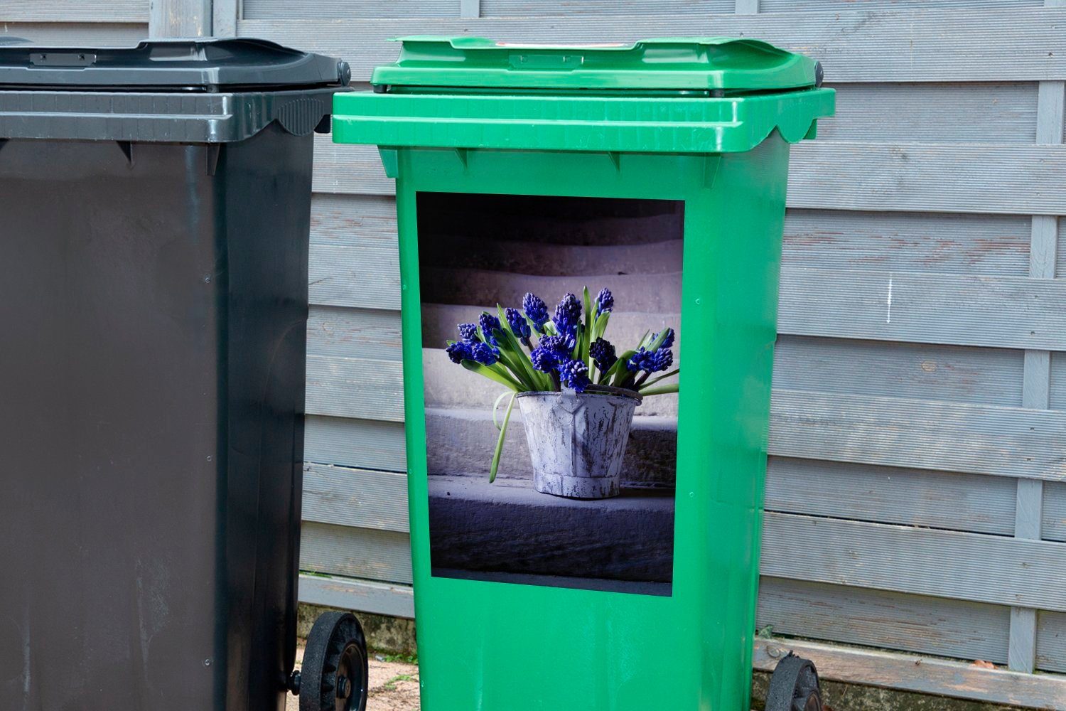 MuchoWow Wandsticker Ein großer Behälter mit Abfalbehälter Container, Mülltonne, Mülleimer-aufkleber, Traubenhyazinthen St), (1 violetten Sticker