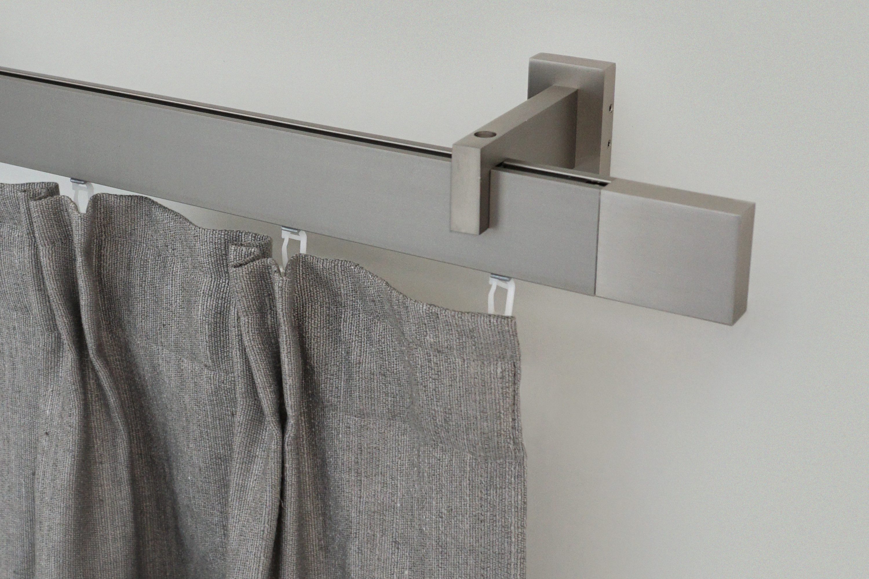 GARESA Gardinenstange FLAT, 1-läufig, Wunschmaßlänge, verschraubt, Aluminium, Rechteckprofil, Wandmontage, perfekter Lauf, modern, verlängerbar