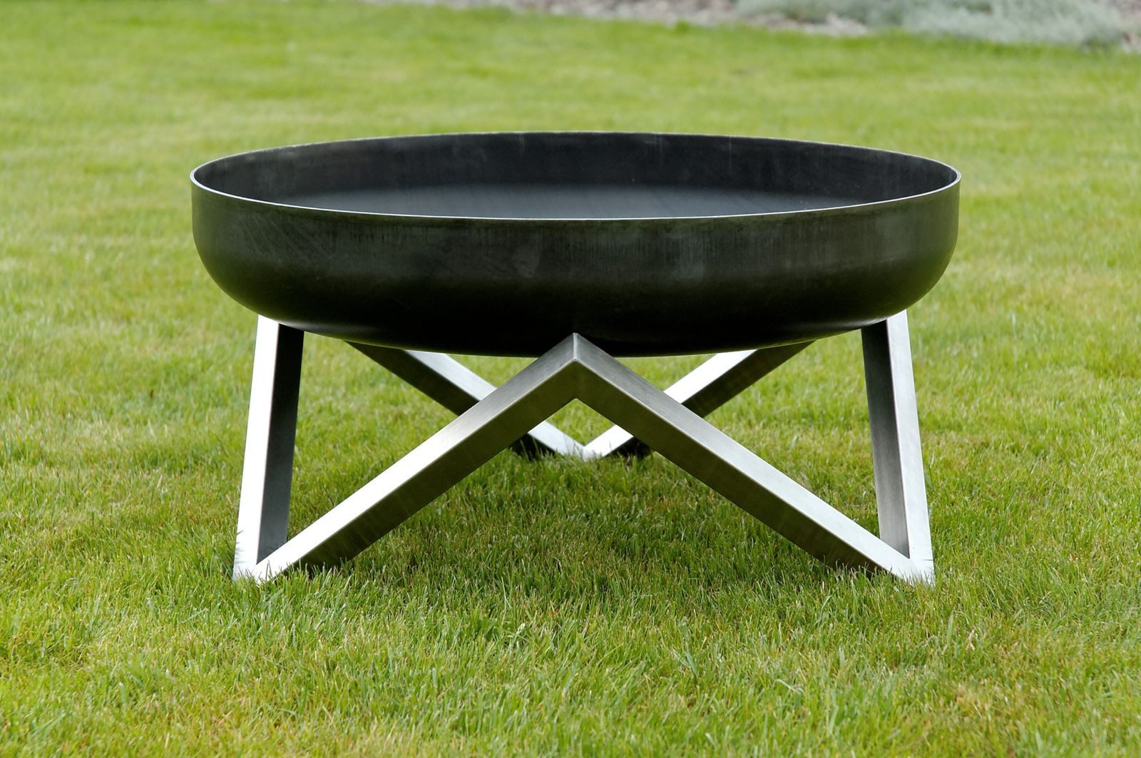 Xanie Feuerschale Design Feuerstelle Ignis XXL, rustikal, weitgehend handgefertigt, zeitlos