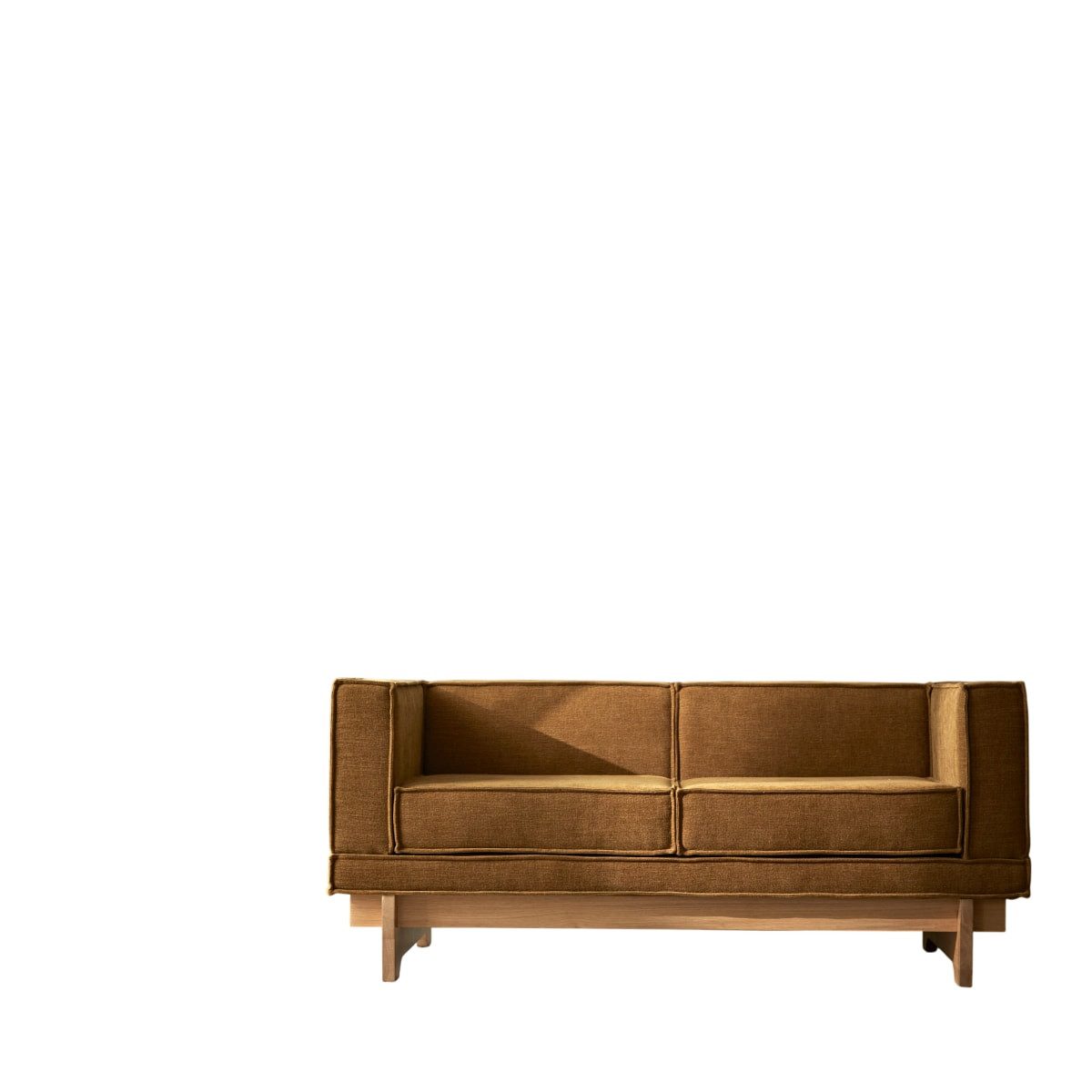 Tikamoon Sofa Miu - Sofa aus Eichenholz und ockerfarbenem Stoff, 2-Sitzer