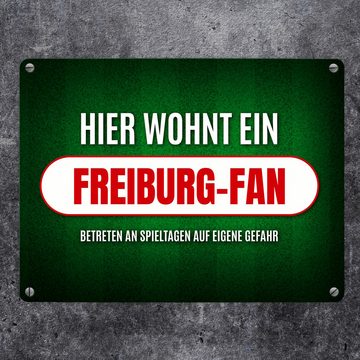 speecheese Metallschild Hier wohnt ein Freiburg Fan Metallschild mit Rasen Motiv Fußball