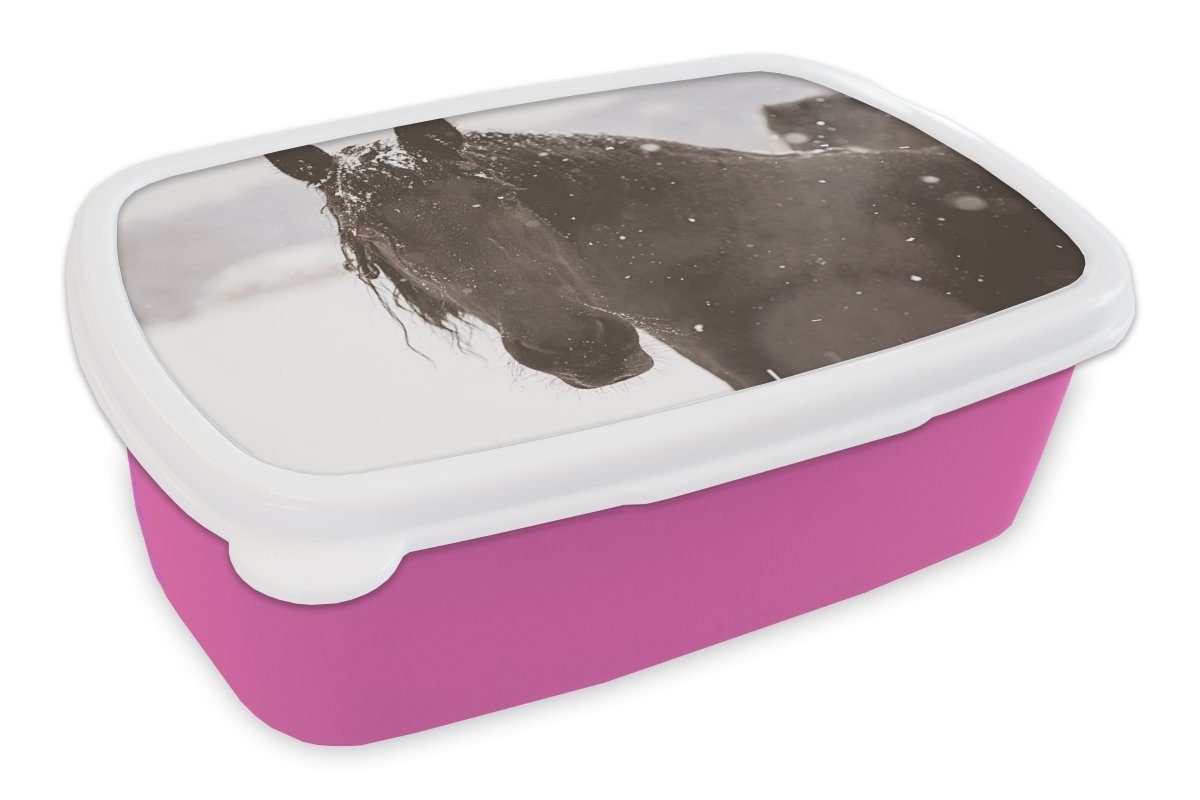 MuchoWow Lunchbox Friesisches Pferd im Schnee, Kunststoff, (2-tlg), Brotbox für Erwachsene, Brotdose Kinder, Snackbox, Mädchen, Kunststoff rosa