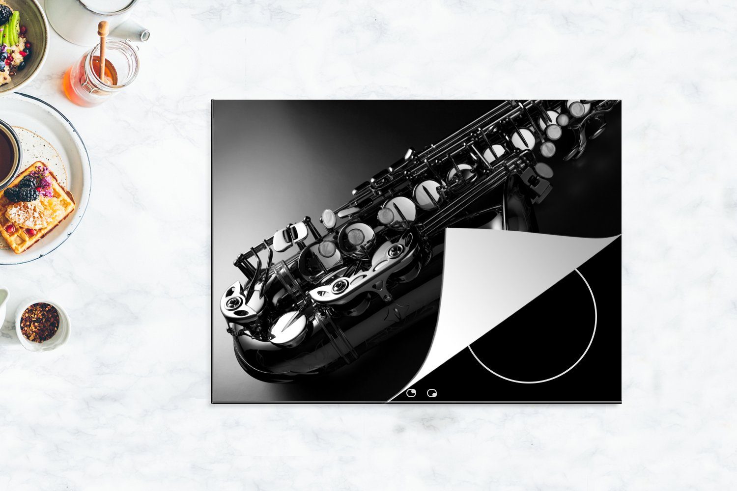 Arbeitsfläche und tlg), weiß, Nahaufnahme Saxophons (1 Herdblende-/Abdeckplatte Vinyl, MuchoWow - 70x52 schwarz Mobile cm, nutzbar, Ceranfeldabdeckung eines