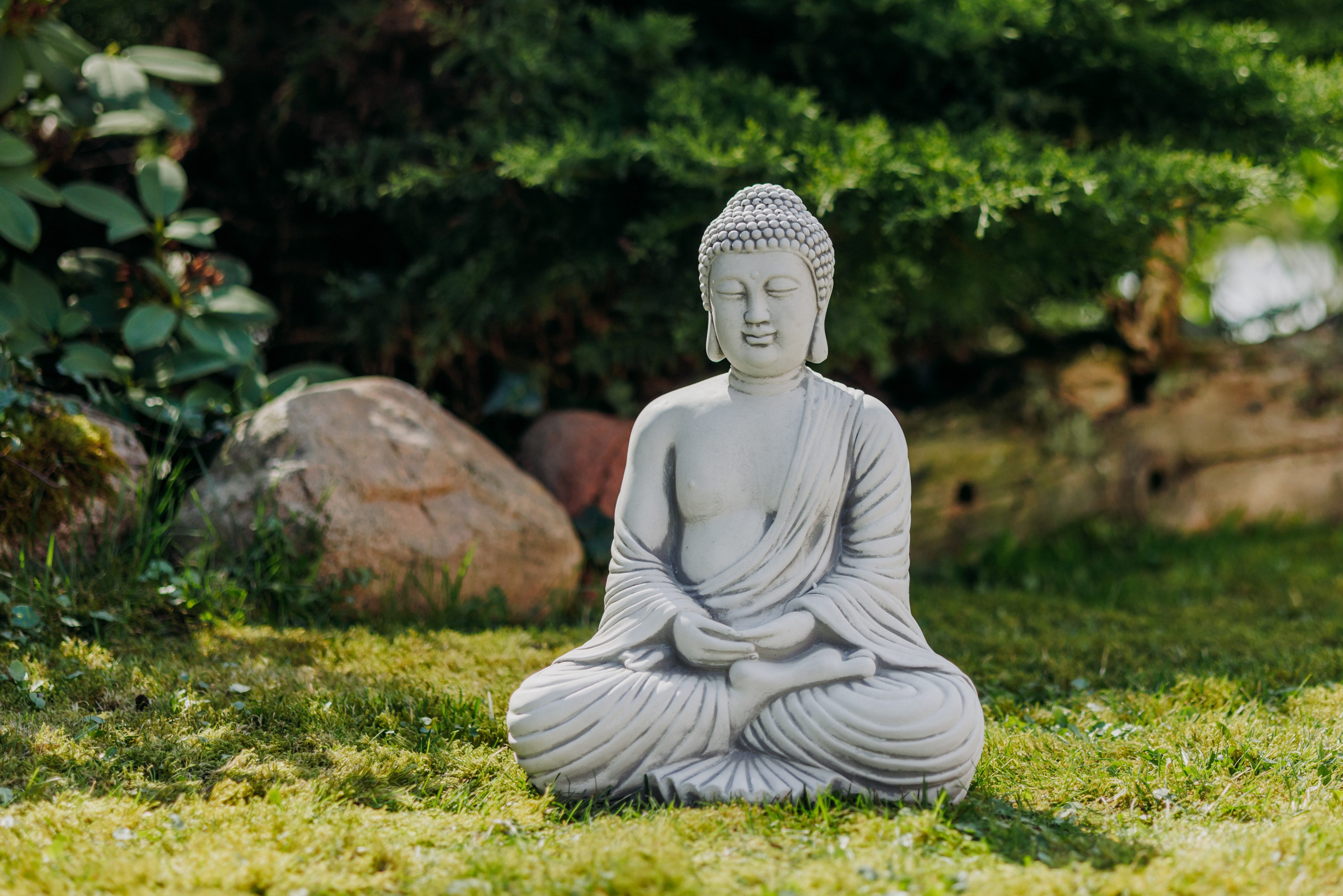 gartendekoparadies.de Gartenfigur Buddha Statue Steinfigur in exklusiver Farbgebung, H. 42 cm, 19 kg, Frostsicher