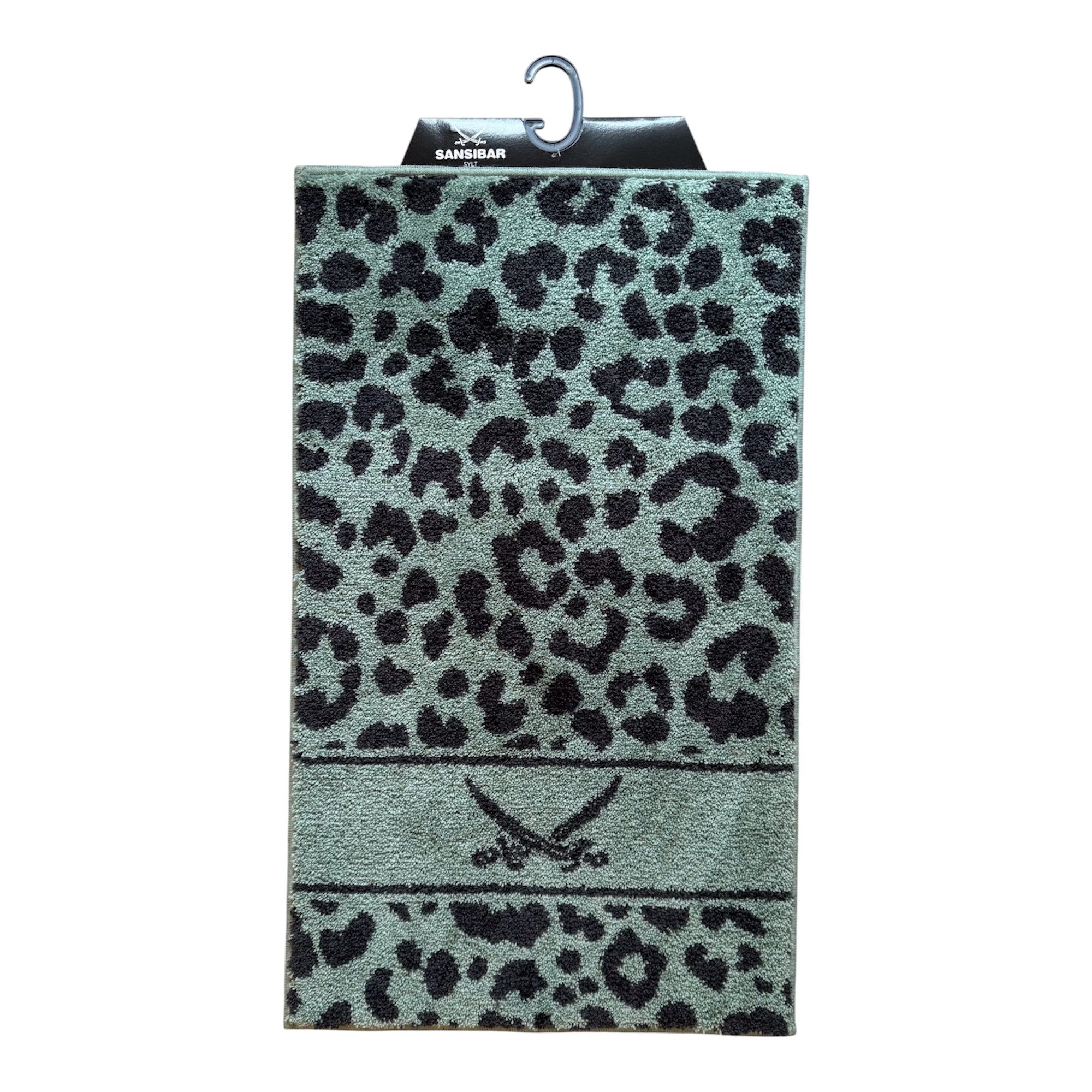 Sansibar Sylt Badematte Badteppich „Leo“ stilvoller Badvorleger mit Leopardenmuster, Höhe 20 mm, rutschhemmend beschichtet, für Fußbodenheizung geeignet, weich, Sansibar-Logo, pflegeleicht, schnell trocknend, Polyester, rechteckig, hoher Komfort durch weichen Flor, langlebig