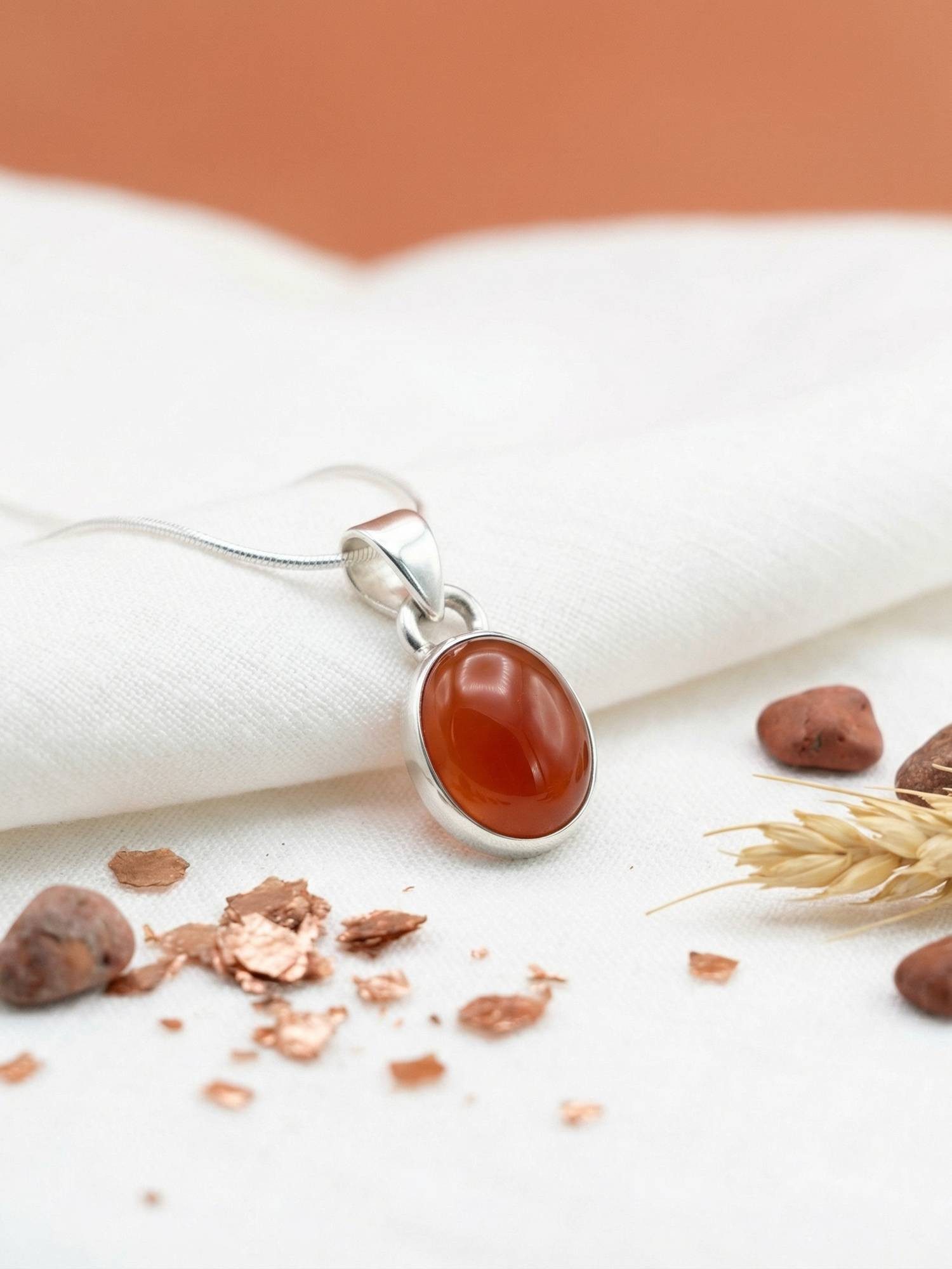 mantraroma Kette mit Anhänger SAMA oval aus 925 Silber mit Karneol (Kettenanhänger uns Kette), 925 Sterling Silber Ketten mit Kettenanhänger für Damen