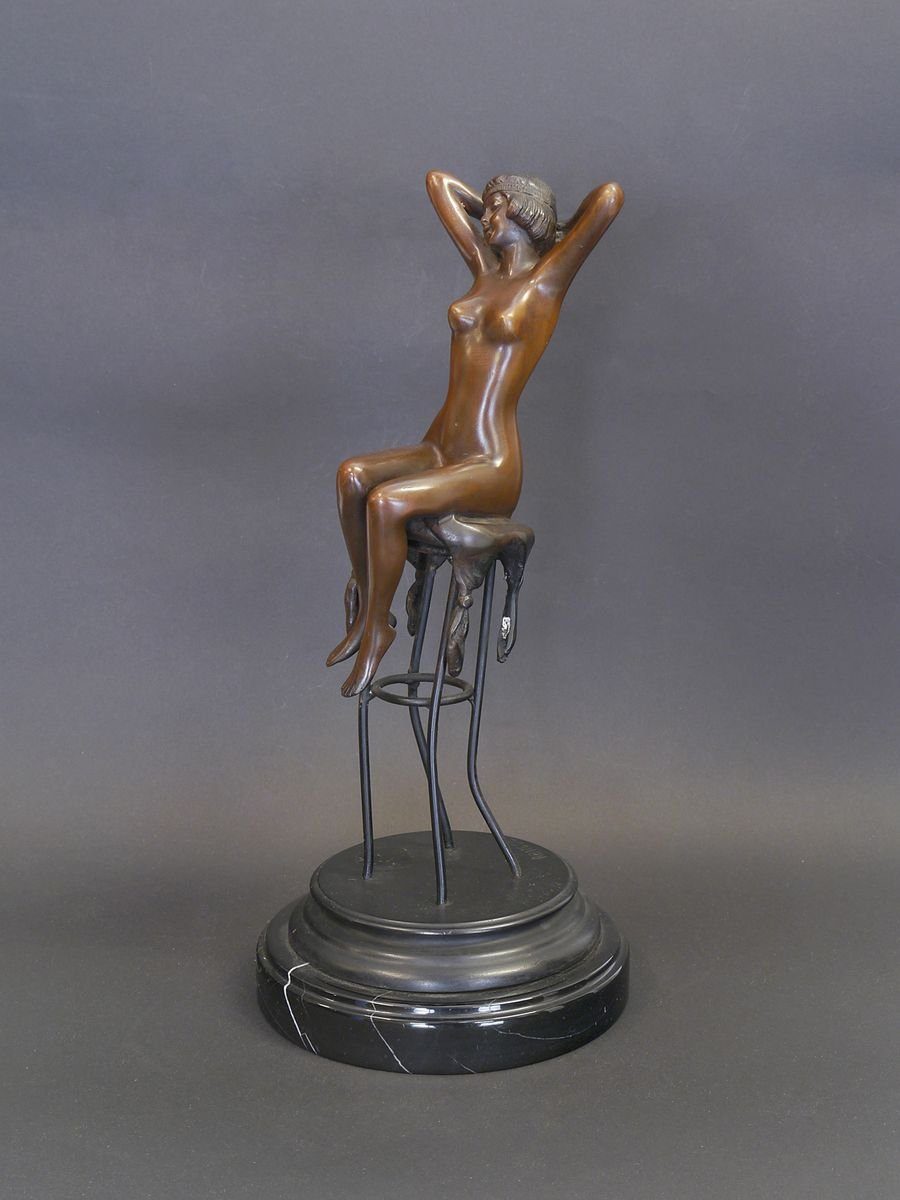 auf AFG sitzend Barhocker Bronze Dekoobjekt Frau Figur Skulptur