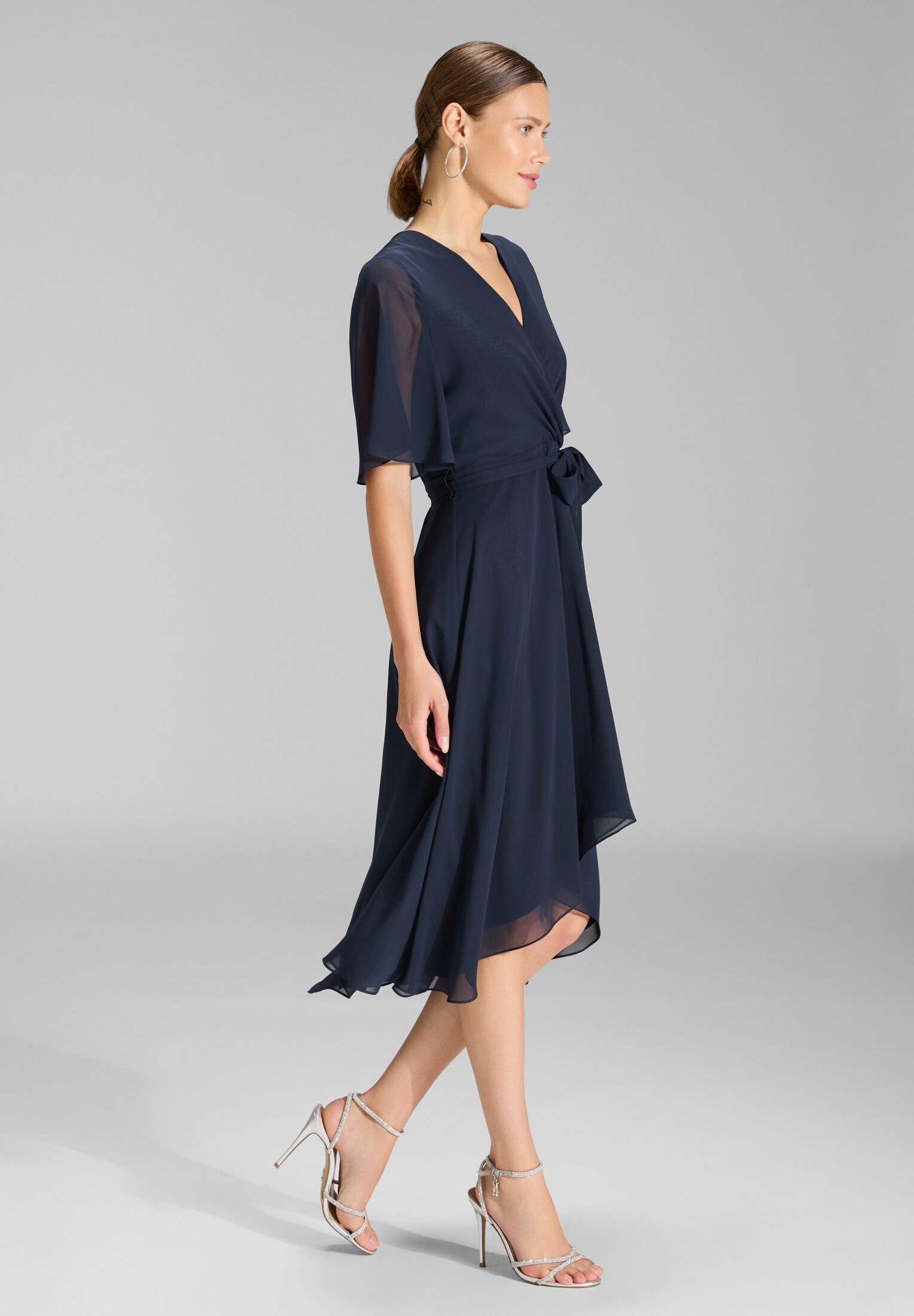 SWING Cocktailkleid - Chiffon Kleid in Wickel Optik mit Vokuhila Saum Taillierter Schnitt mit ausgestelltem Rockteil – Bild 5 von 5
