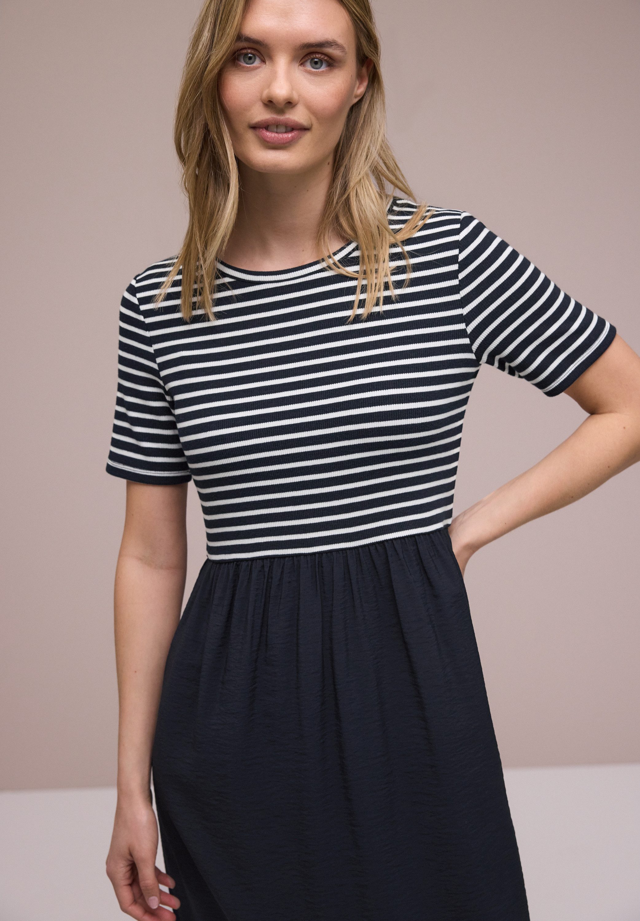 STREET ONE Midikleid mit Strukturmix und mit Jersey-Oberteil und Viskosemix-Rock