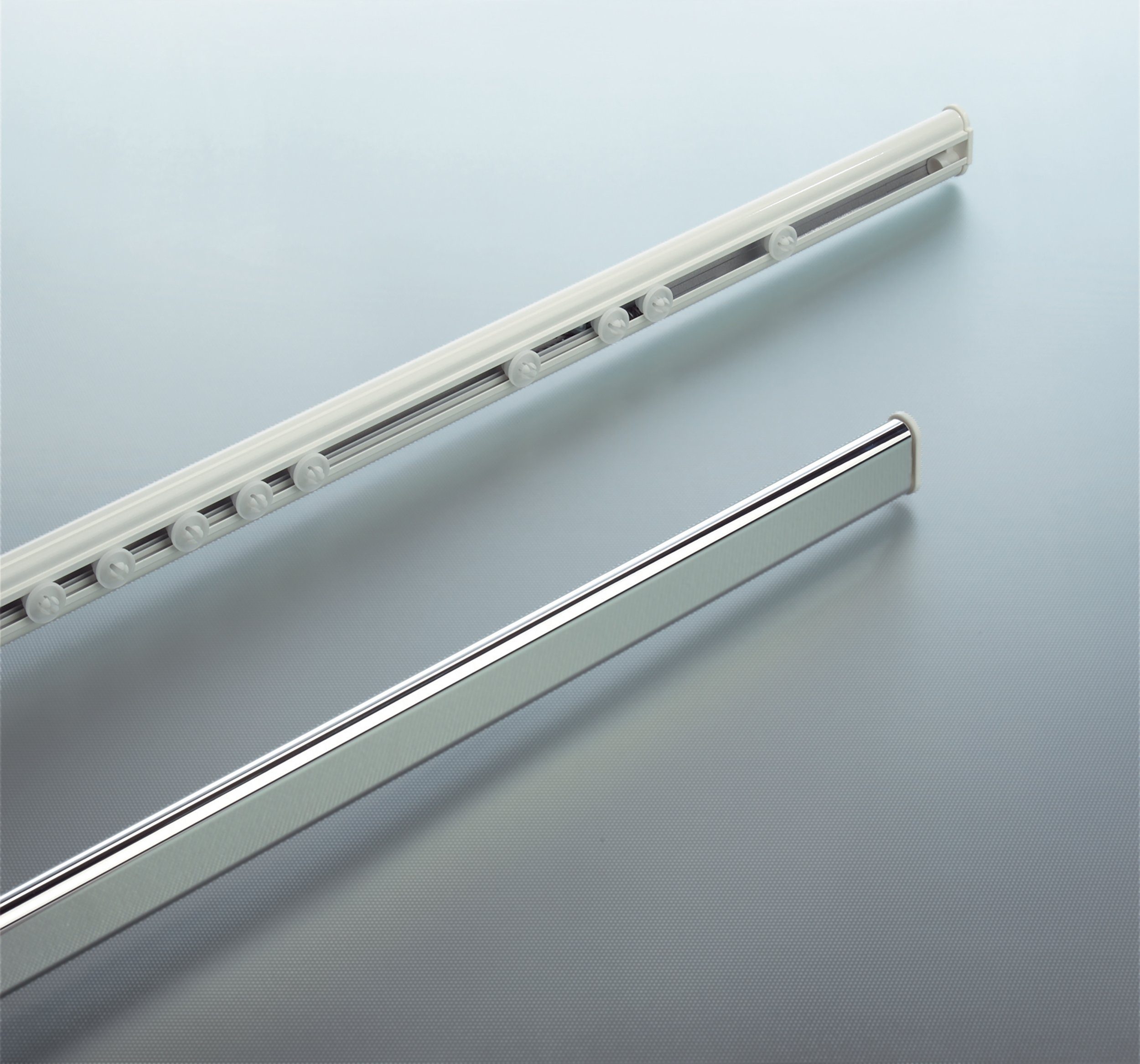 spirella Duschvorhangstange SURPRISE, Ø 17 mm, 1-läufig, stufenlos ausziehbar, Einspannen ohne Bohren, geklemmt, Aluminium veredelt, Duschvorhangschiene zum Einspannen, ohne Bohren, stufenlos verstellbar, inkl. 12 Stk. integrierte Gleiter Quick Click System, Aluminium veredelt, kratzfest, weiß, Verstellbereich 75-125 cm, Made in Europe