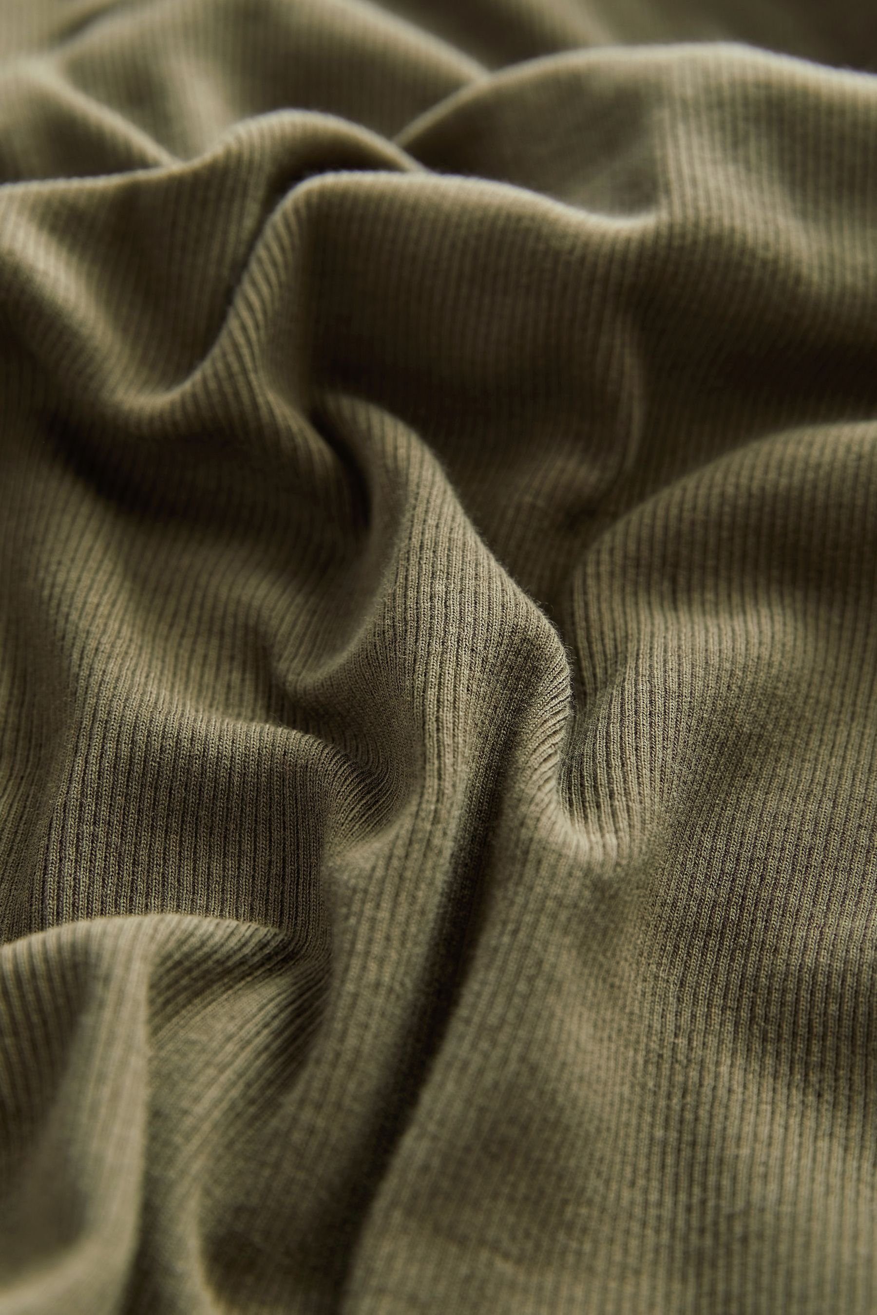 One-Shoulder-Midikleid Khaki Geripptes Green Next mit Cut-out One-Shoulder-Kleid (1-tlg)