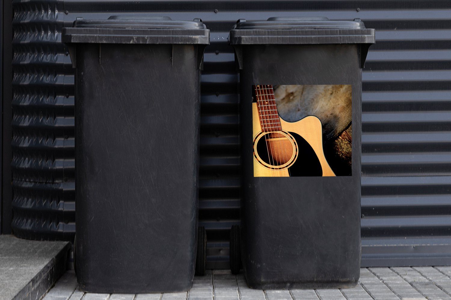 MuchoWow Sticker, Container, (1 Holzsockel Wandsticker einem Mülltonne, Mülleimer-aufkleber, Eine Abfalbehälter akustische Gitarre auf St),