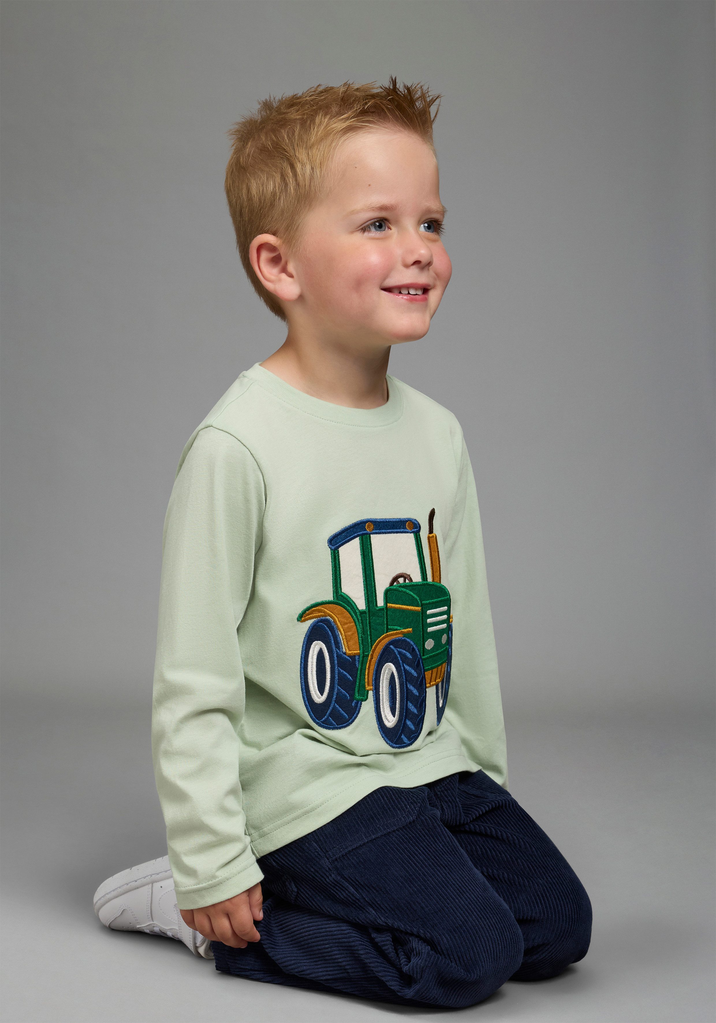 KIDSWORLD Langarmshirt Shirt mit großer Traktor Frottee-Applikation hüftlange Basic-Passform, Langarm, modischer Stil