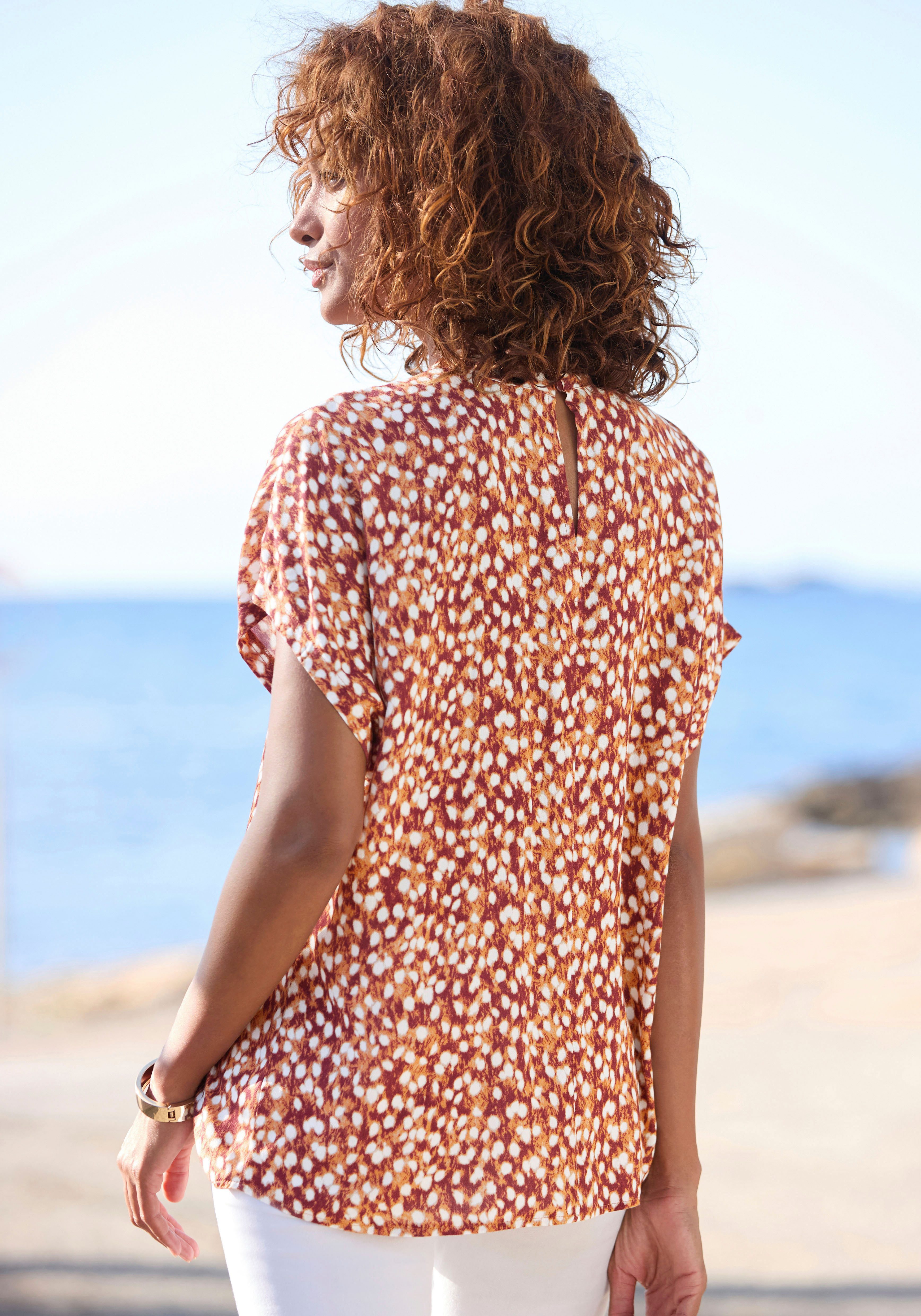 Vivance by Lascana Kurzarmbluse mit schmalem Stehkragen und Pünktchendruck Blusenshirt mit weiten Ärmeln, elegante Druckbluse, lockere Form – Bild 3 von 5