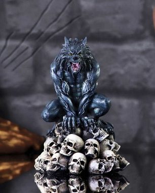 Horror-Shop Dekofigur Moon Shadow Werwolf Figur auf Totenköpfen 15cm