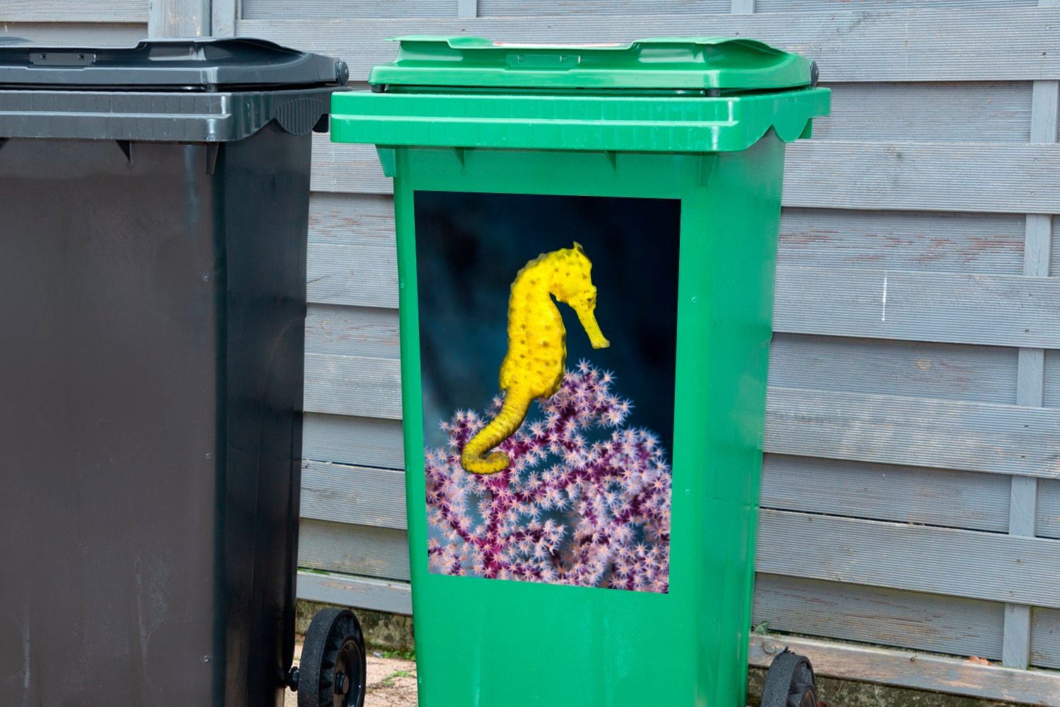 MuchoWow Wandsticker Gelbes Container, Seepferdchen Sticker, Mülltonne, Abfalbehälter St), (1 Mülleimer-aufkleber