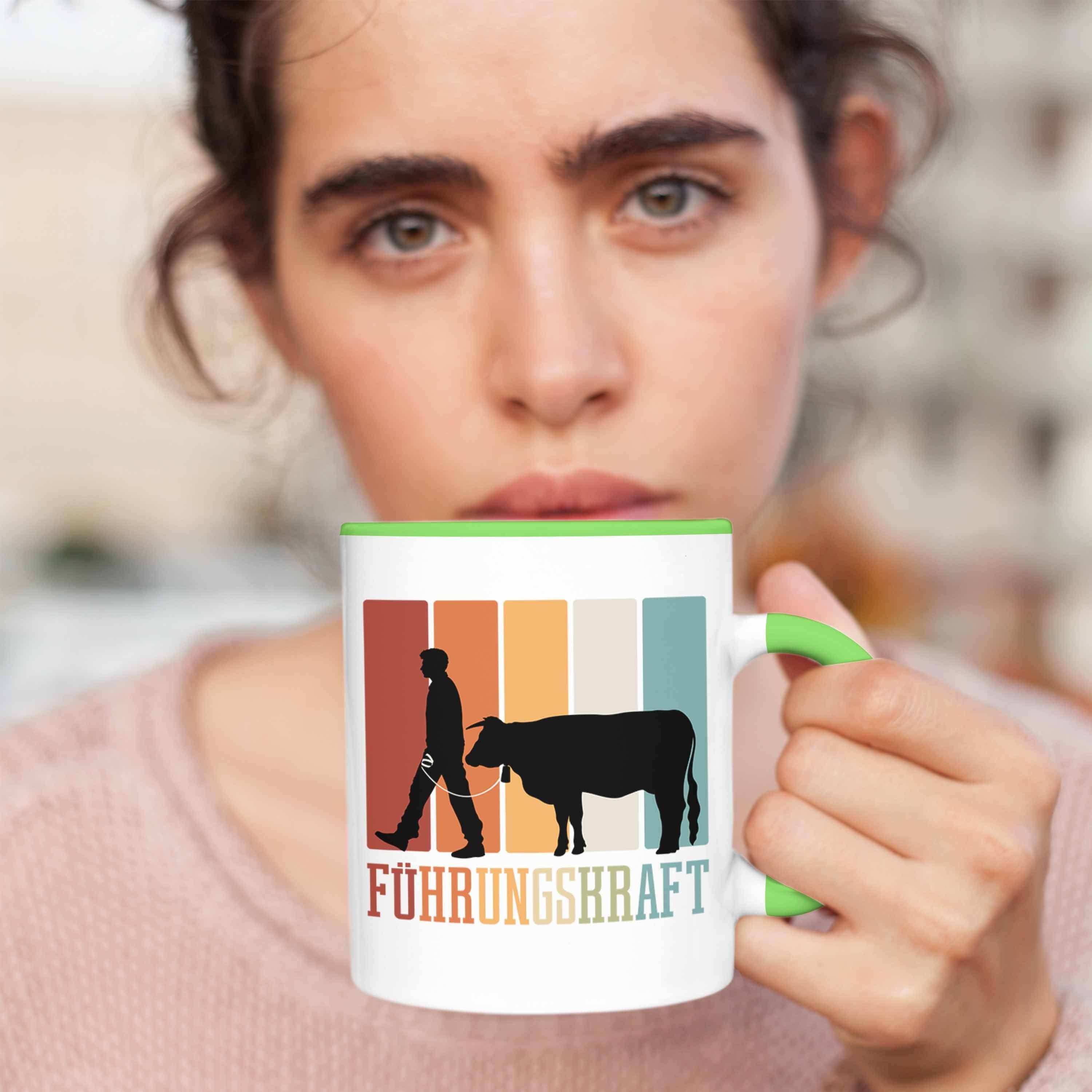 Trendation Tasse Bauer Landwirt Tasse Grün Kaffee-Becher Tasse Bauern Führungskraft Kuh für