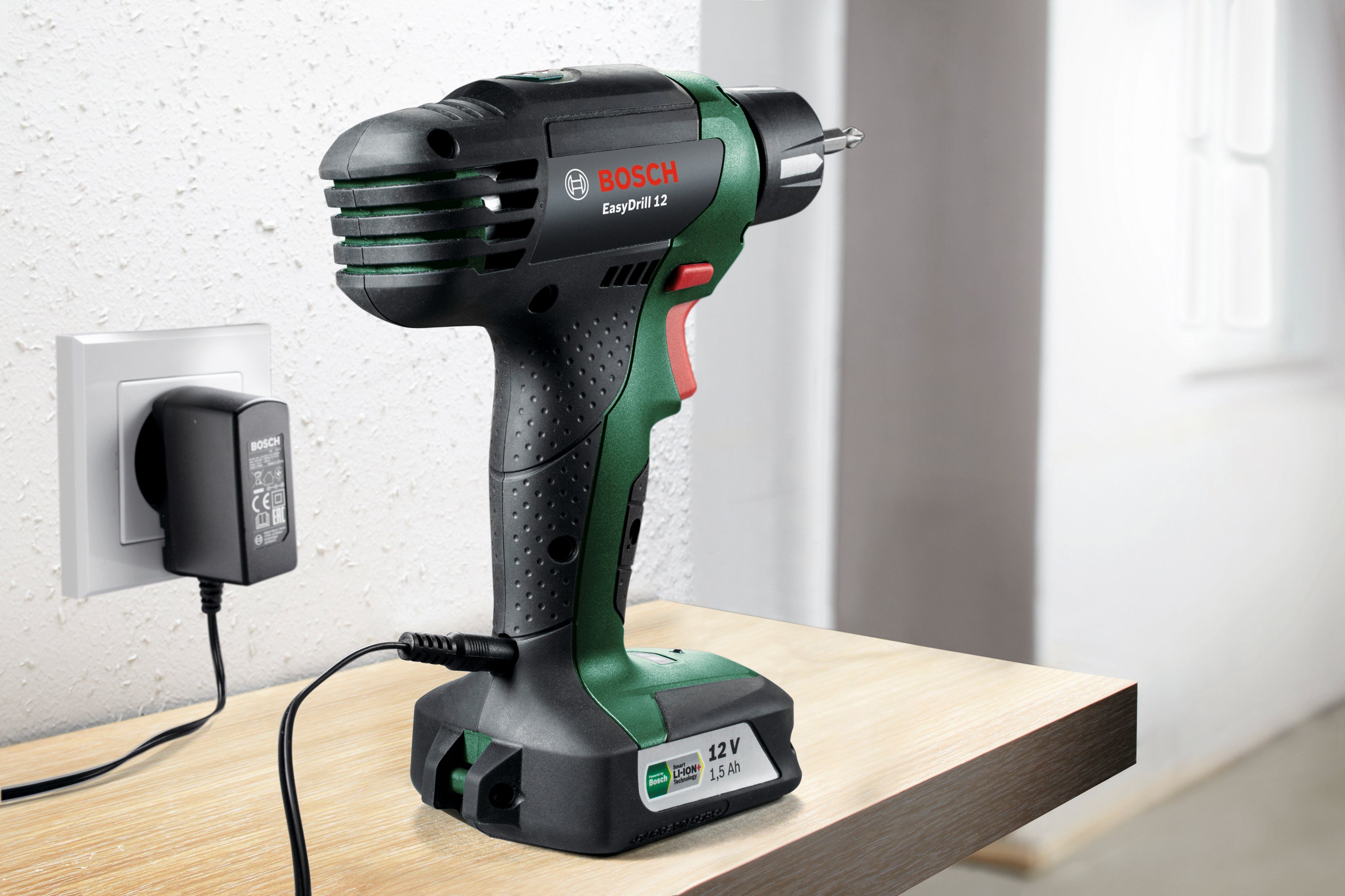 inkl. max. 700 Home & Garden Schrauberbit Bosch (Set), EasyDrill & 12, Ladegerät Akku, U/min, Akku-Bohrschrauber