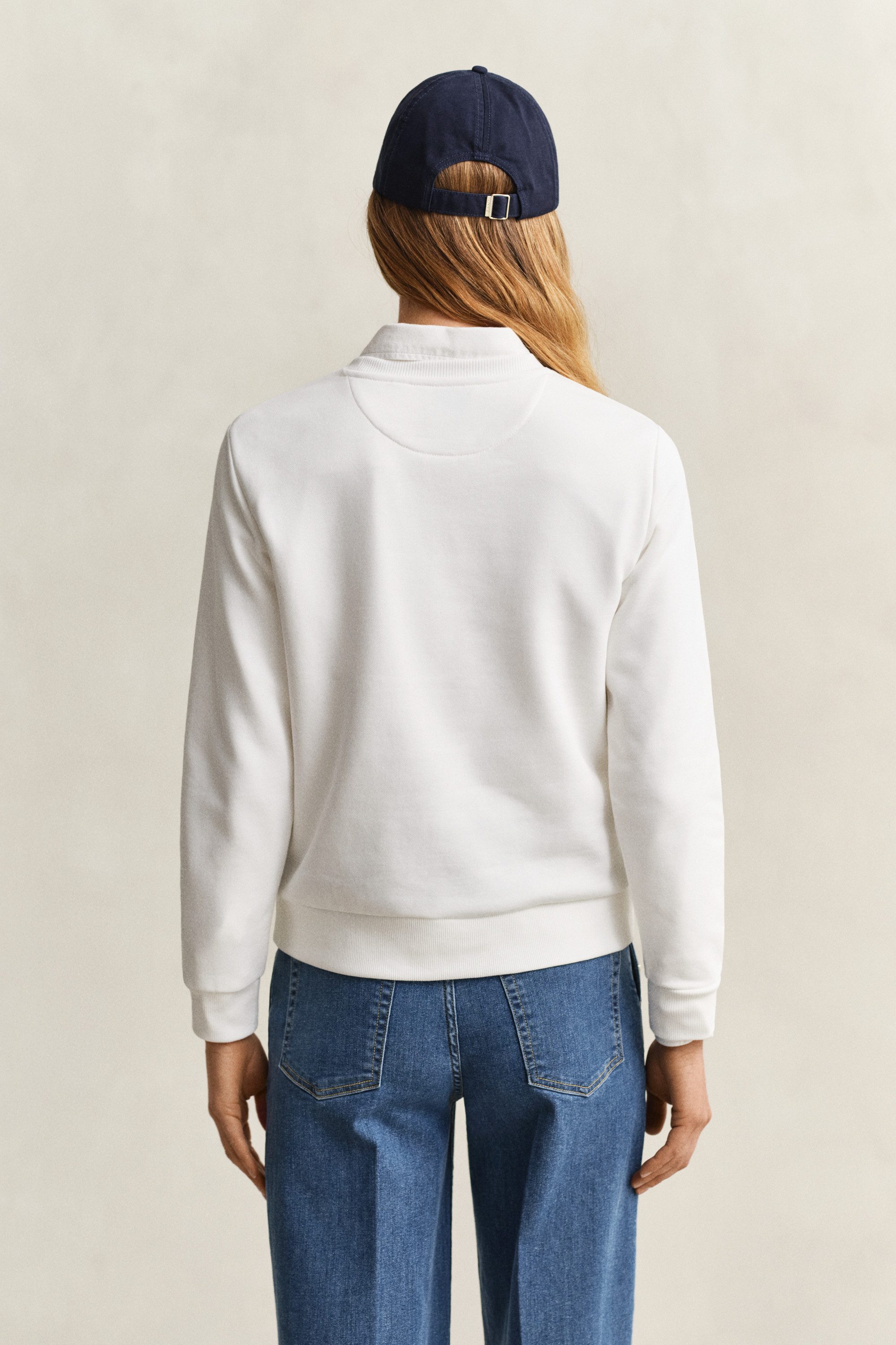 Gant Sweatshirt REG TONAL SHIELD C-NECK SWEAT Ton in Ton Stickerei, Rundhals