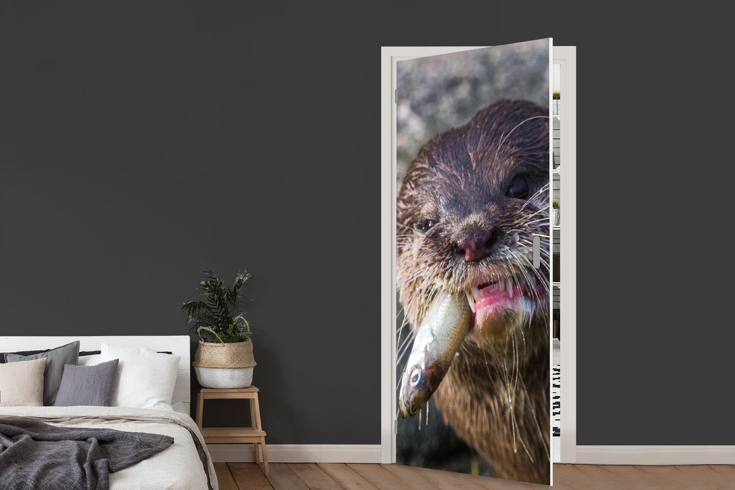 MuchoWow Fototapete bedruckt, Otter frisst (1 75x205 Fisch, cm Türtapete Matt, Türaufkleber, Tür, für St),