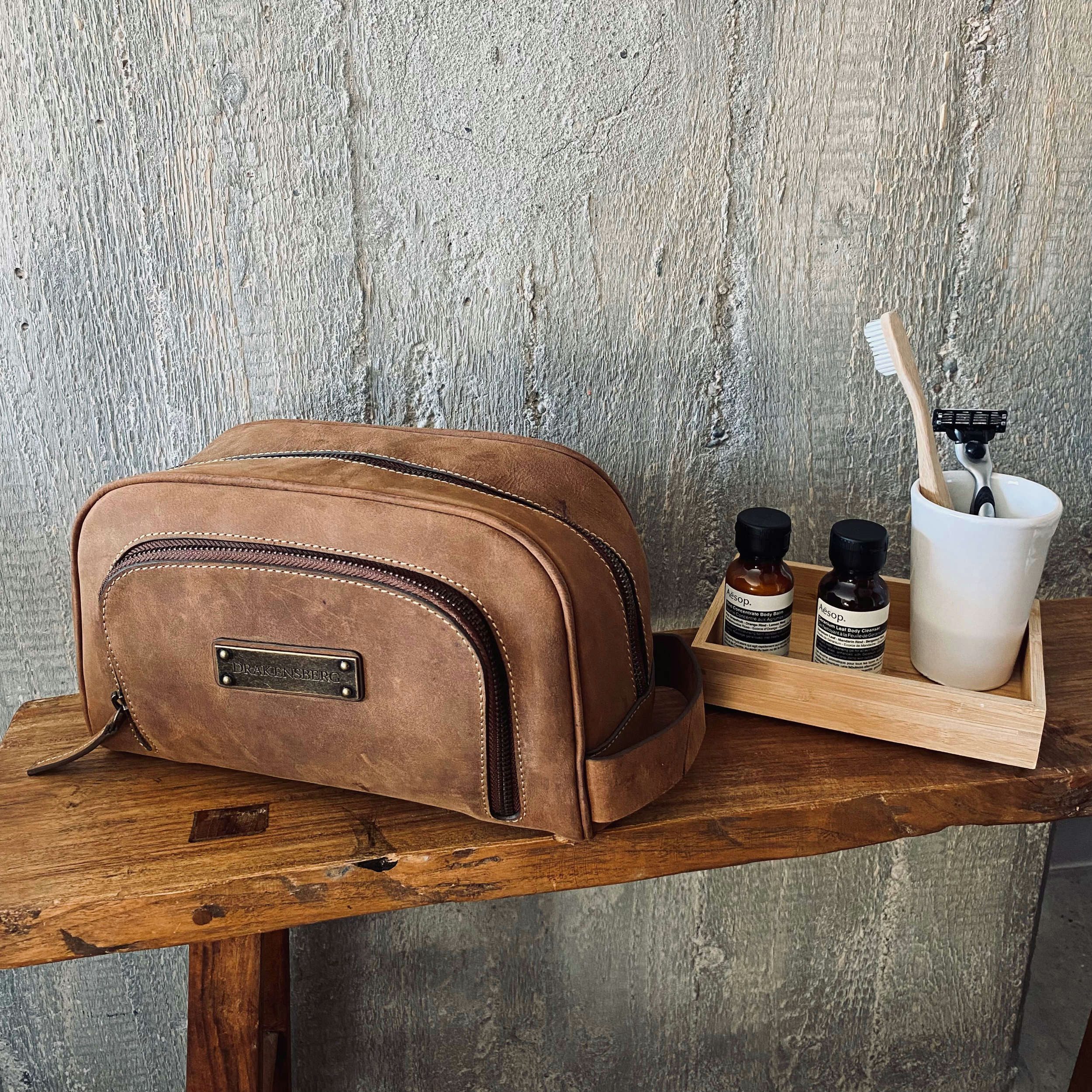 DRAKENSBERG Kulturbeutel »Ben« Havanna-Braun, Elegante Kulturtasche aus Büffelleder für Damen und Herren, Vintage