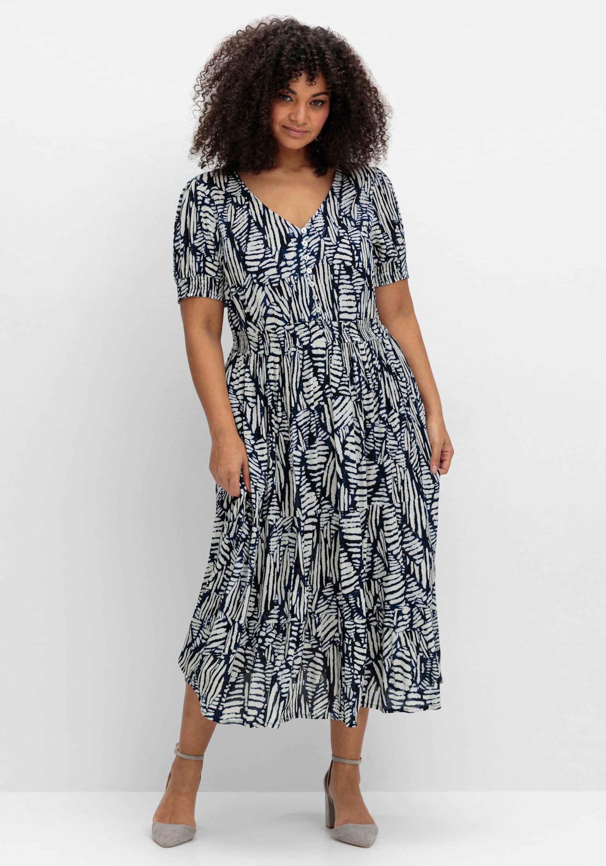 sheego by Joe Browns Etuikleid Kleid Kurzarm mit Grafikprint und Volantsaum
