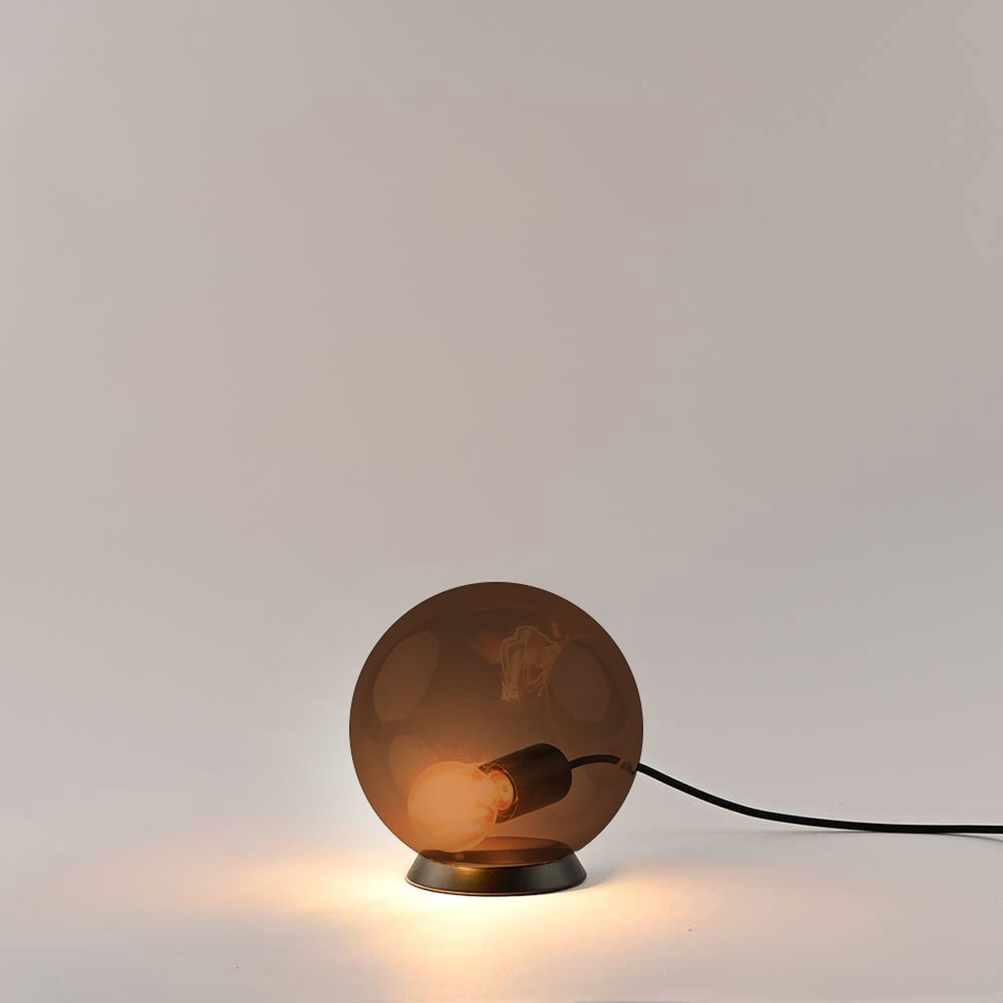 s.luce Tischleuchte Orb Glaskugel Braun