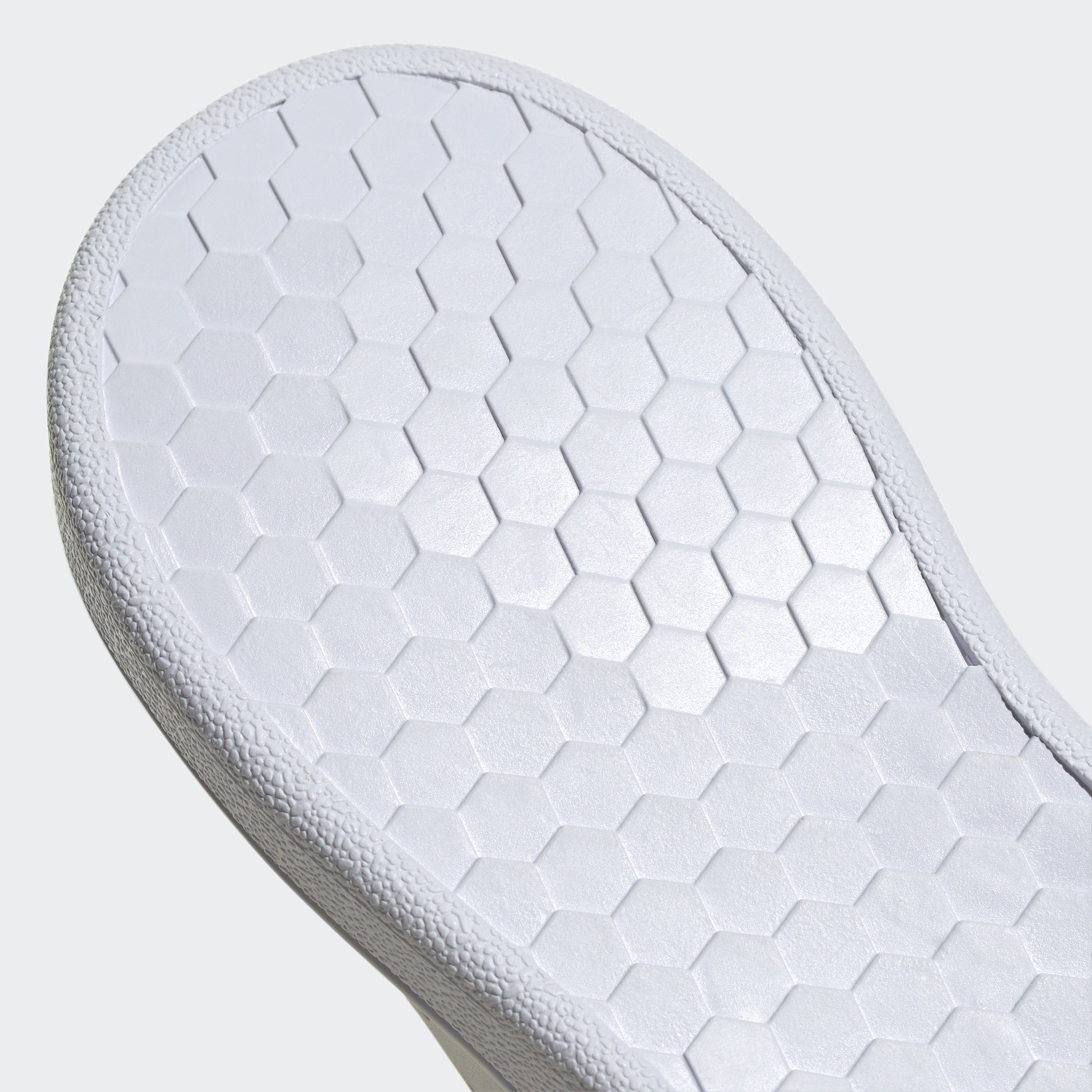 ADVANTAGE Spuren White auf Cloud TWO adidas Design Black des Smith HOOK-AND-LOOP Sneaker Metallic LIFESTYLE / Core den adidas Sportswear COURT Silver / Stan