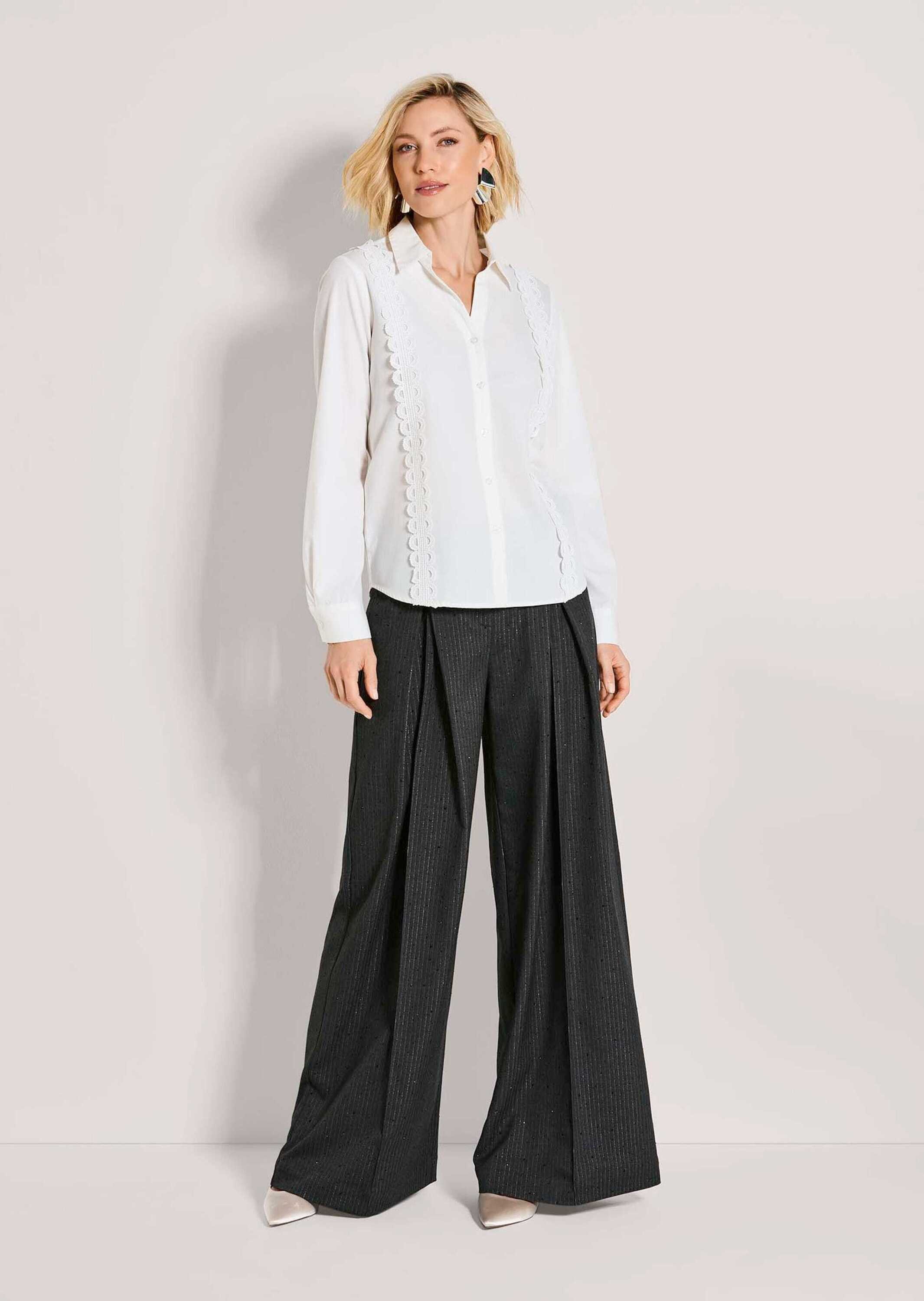MADELEINE Hemdbluse Baumwollbluse mit Spitzendetails Spitzenbluse mit Hemdkragen, Knopfleiste und Langarm