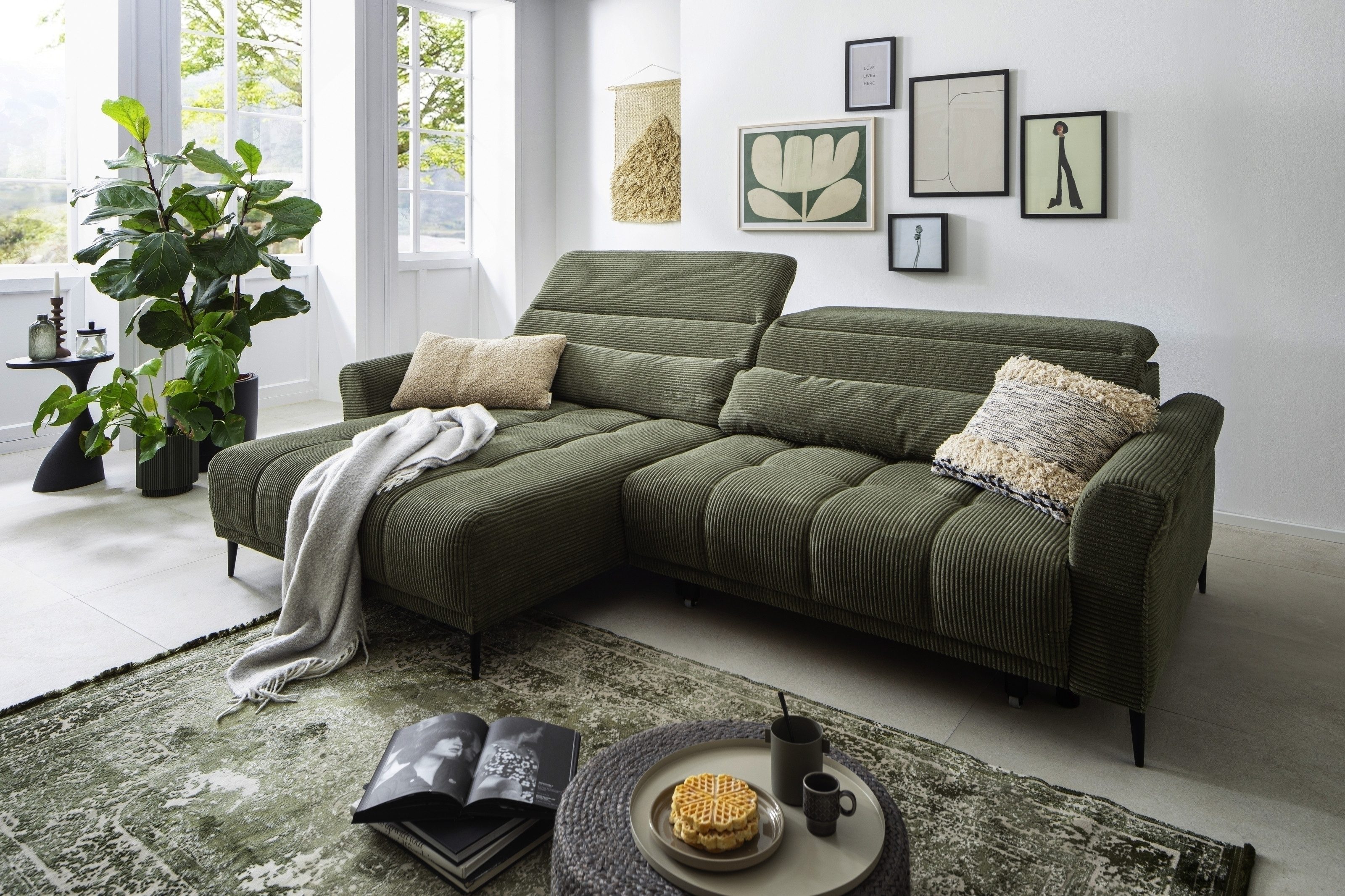 Iwaniccy Wohnlandschaft elektr. Sitzverstellung, 2 Kissen, Cord grün - 277x108x179cm (BxHxT)