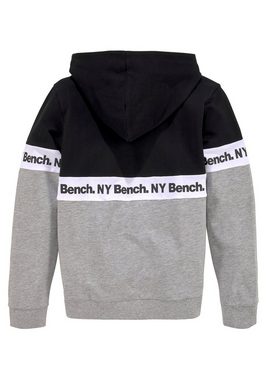 Bench. Kapuzensweatshirt mit fortlaufendem Logodruck