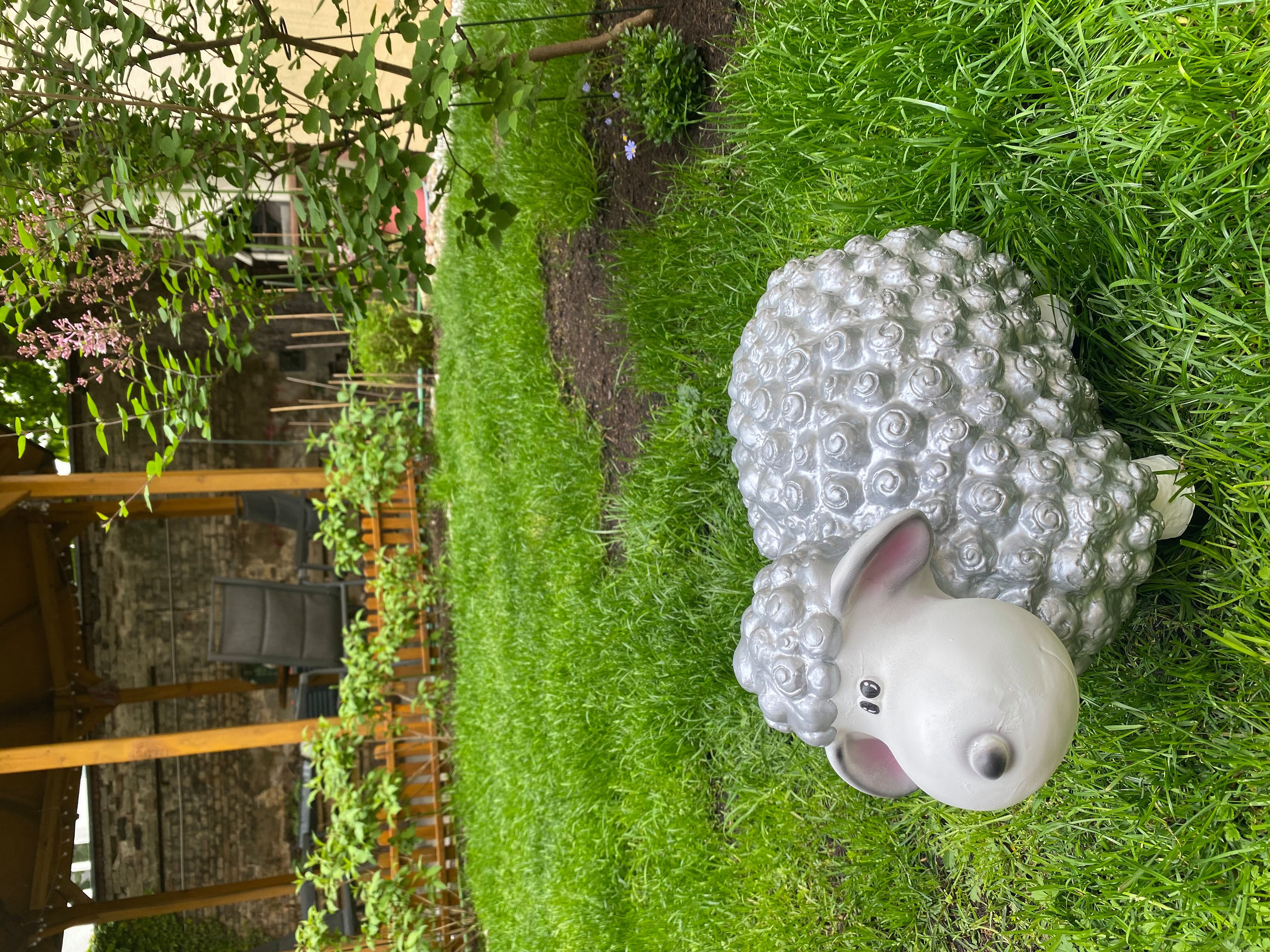 Schatzkiste1 Gartenfigur VIP Schaf Dekoschaf Witziges Schaf Wetterfest Bunte Gartenfigur