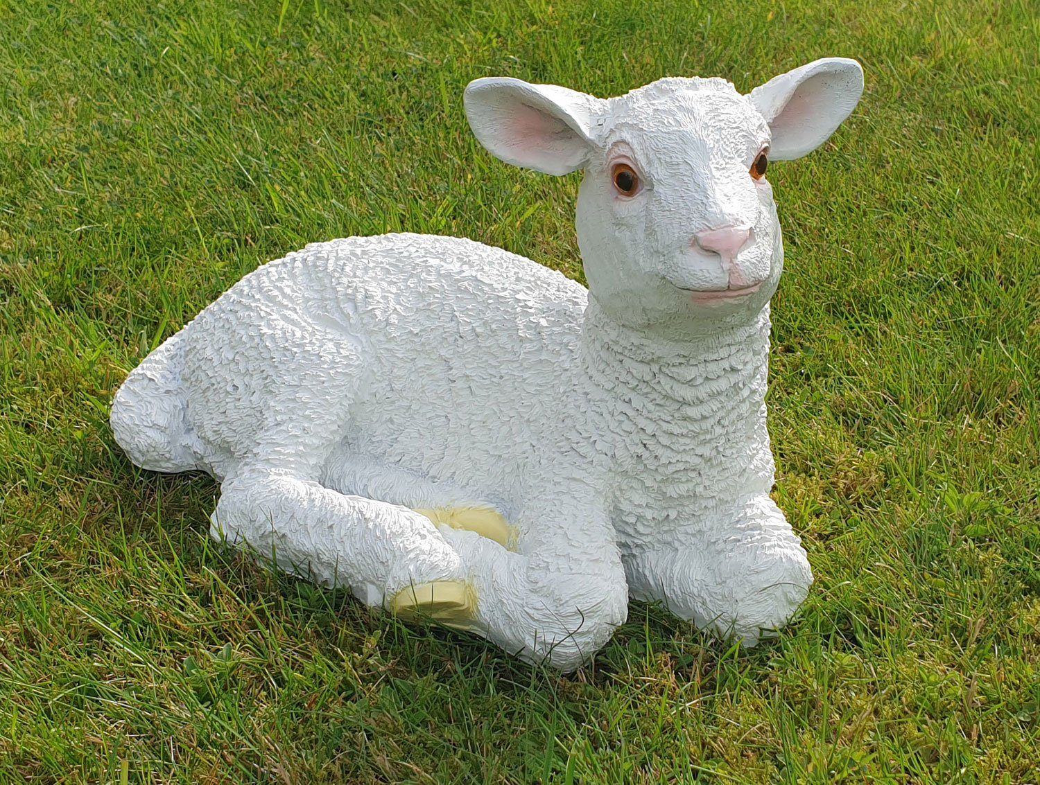 Fachhandel Plus Gartenfigur Lamm Lotta liegend, (1 St), handbemalt, Gartendeko, Tierfigur Schaf