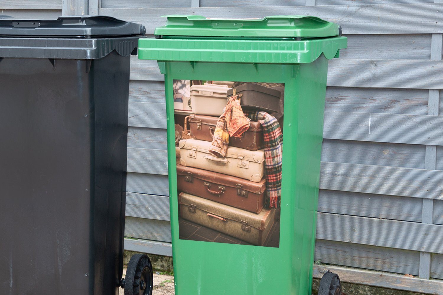 Sticker, - Braun Abfalbehälter (1 Mülleimer-aufkleber, St), Container, MuchoWow Reisekoffer Wandsticker Retro - Mülltonne,