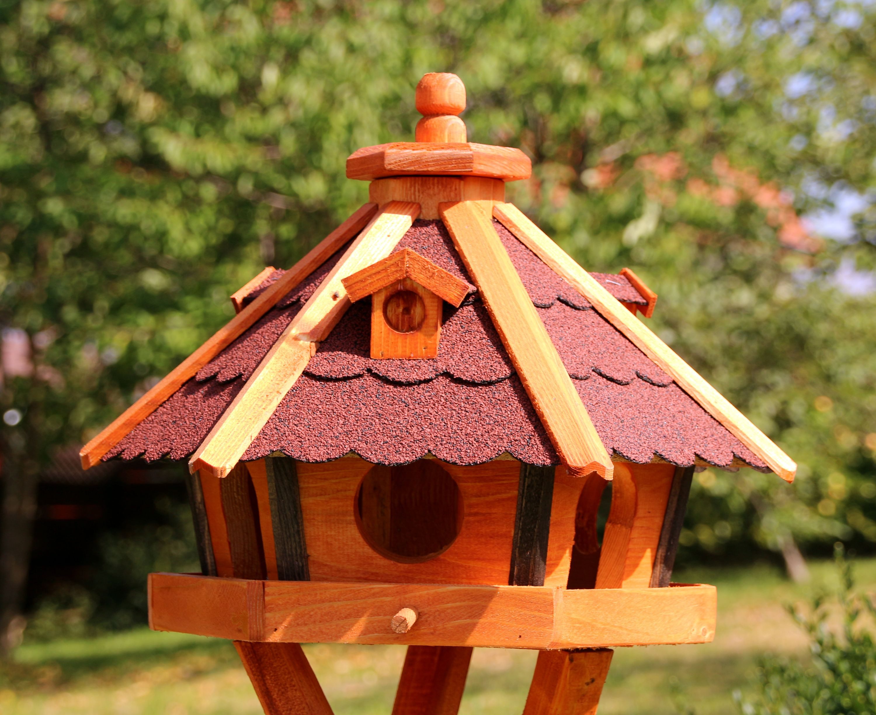 Holzdekoladen Vogelhaus Vogelhaus 47x33 cm wetterfest wahlweise mit Ständer und Solar Typ 23, mit Holzschutz behandelt