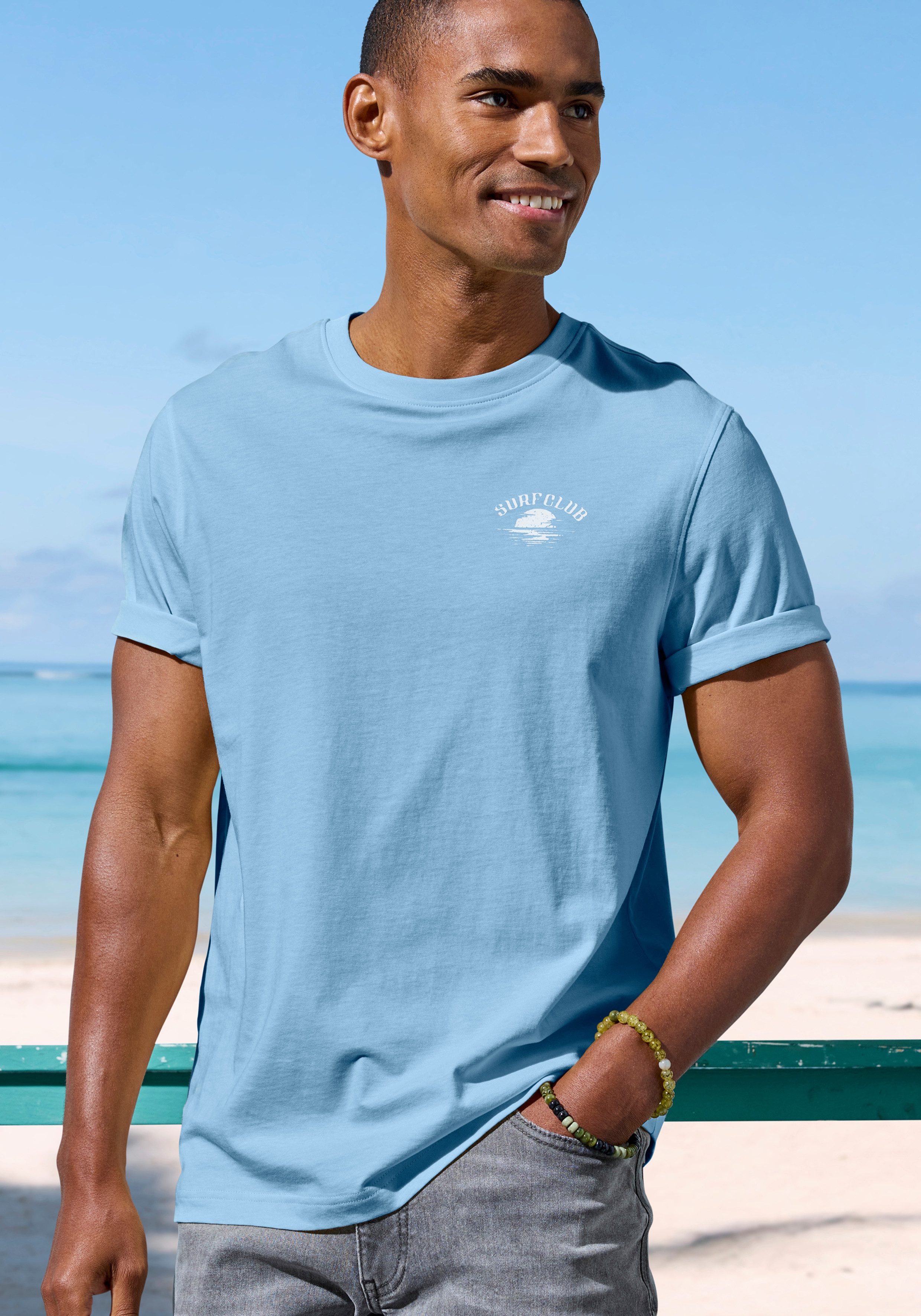 Beachtime T-Shirt, sommerliches Shirt mit modischem Surfer Print Regular-Fit, mit kleinem Print vorn und großem Print hinten
