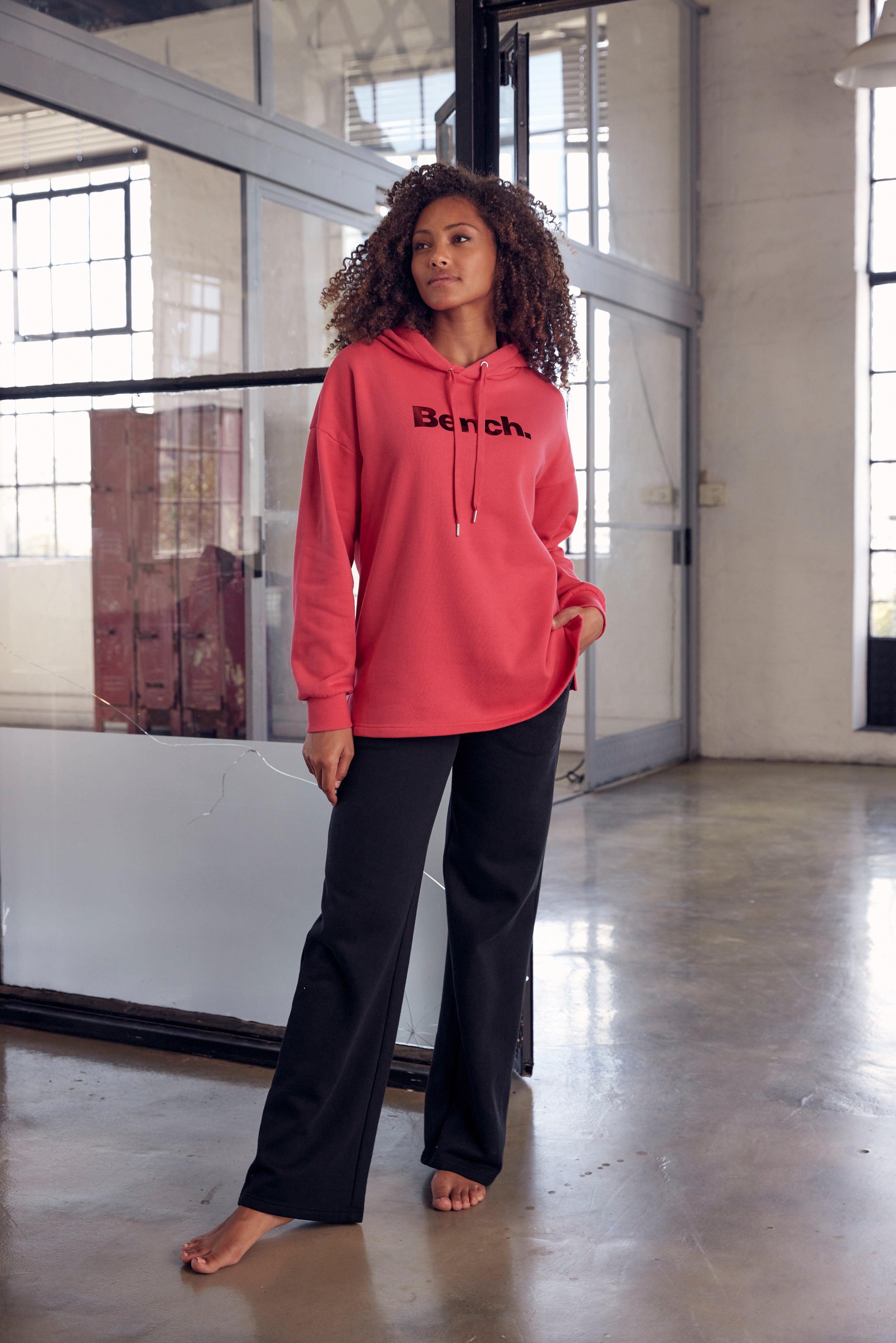 Loungewear glänzendem -Kapuzensweatshirt Bench. mit Loungeanzug pink Logodruck, Hoodie Loungewear,