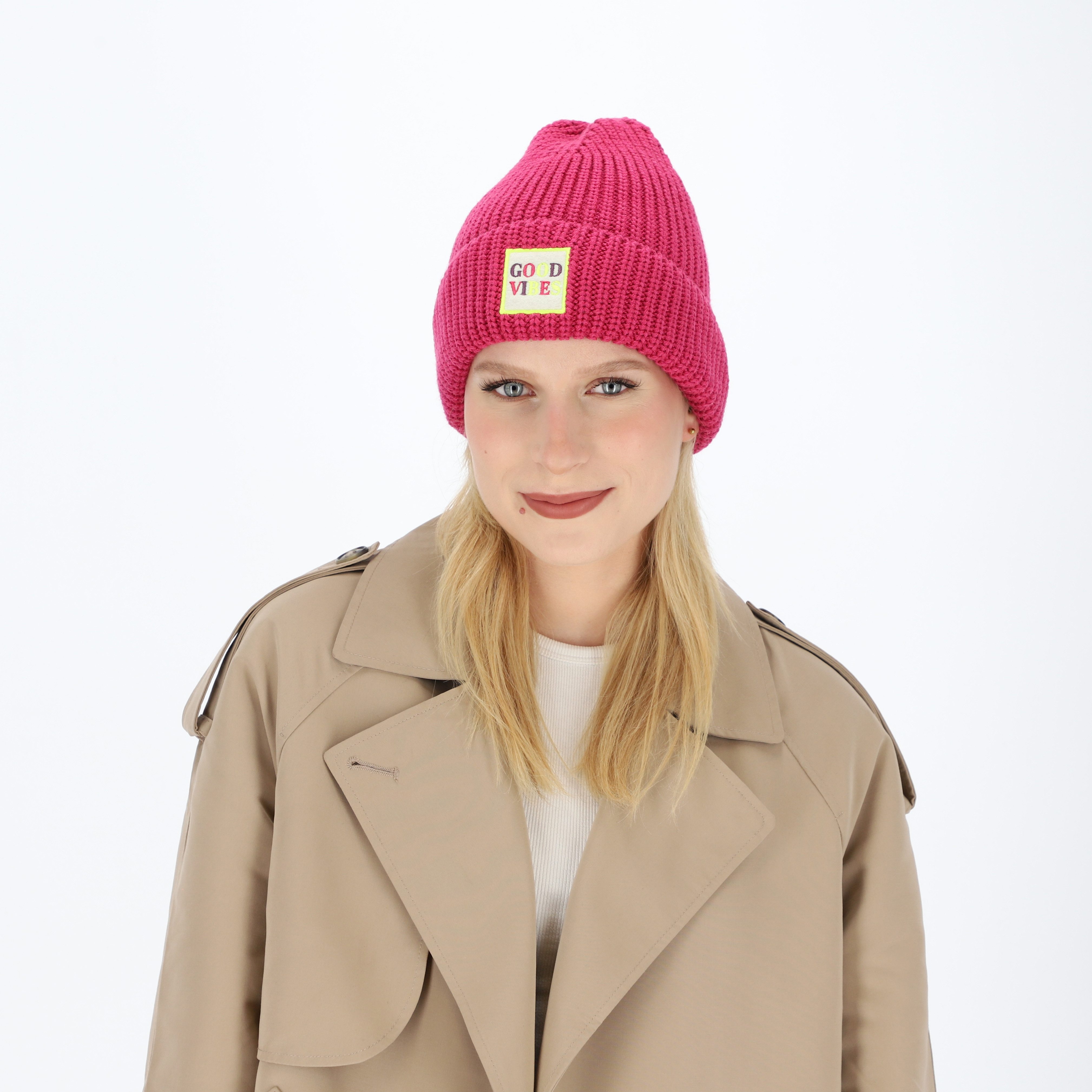 halsüberkopf Accessoires Strickmütze Good Vibes mit Statement-Badge