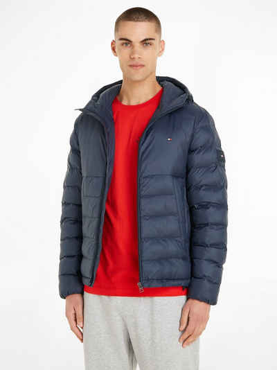 Tommy Hilfiger Steppjacke PACKABLE RECYCLED QUILT HDD JKT Kontraststreifen in Kapuze, Flag-Stickerei auf Brust, Ärmel und Rücken