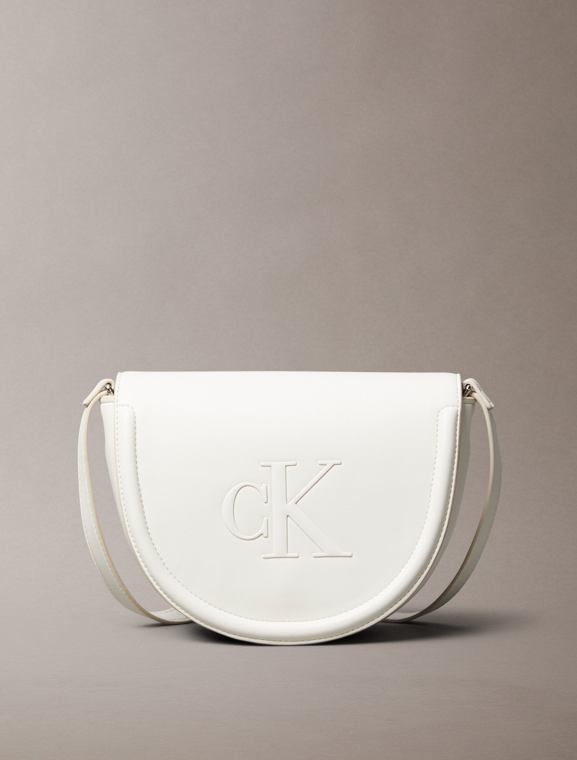 Calvin Klein Umhängetasche RAISED CK SADDLE CROSSBODY, Damen Schultertasche, Handtasche, Abendtasche mit CK-Logo