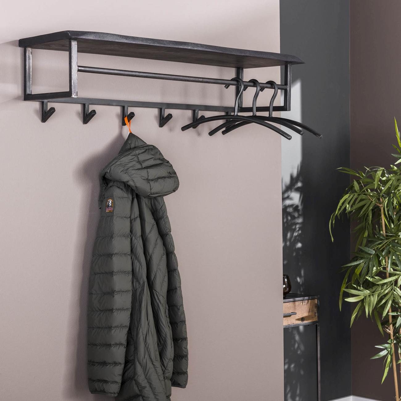Feeling4Home Garderobe Cheyuzi - Akazie massiv Schwarz, mit Hutablage & 6 Haken, Unikat, Hutablage mit feiner Maserung und schwarzem Finish