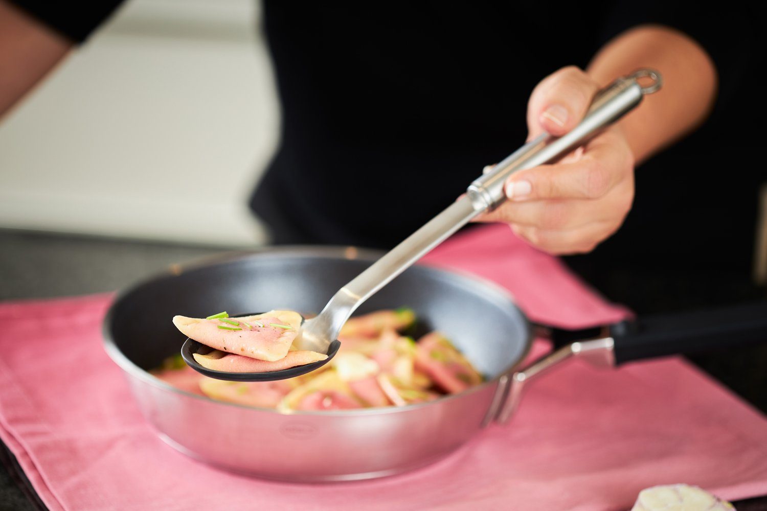 RÖSLE Gießlöffel, Schöpflöffel mit Aufhängeöse, Edelstahl 18/10, spülmaschinengeeignet