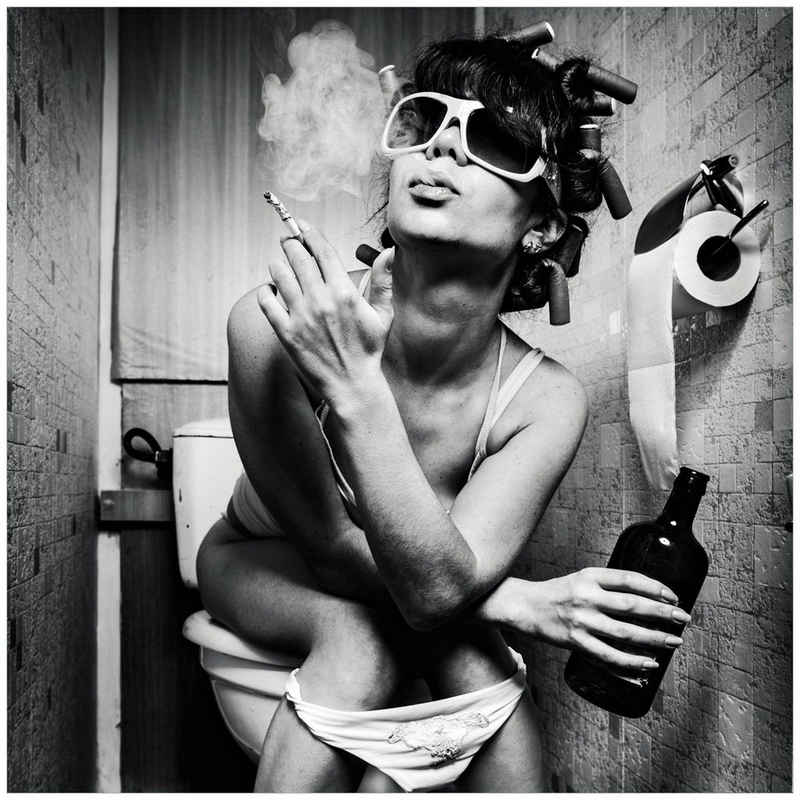 Wallario Glasbild, Kloparty - Sexy Frau auf Toilette mit Zigarette und Schnaps, in verschiedenen Ausführungen