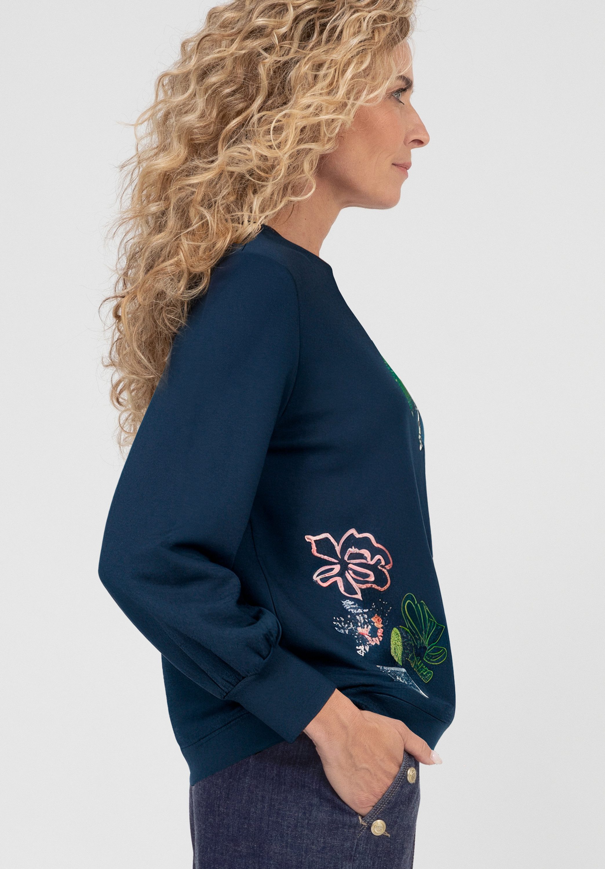 bianca Print-Shirt AMALIA mit einem Frontmotiv aus Pailletten und Stickerei