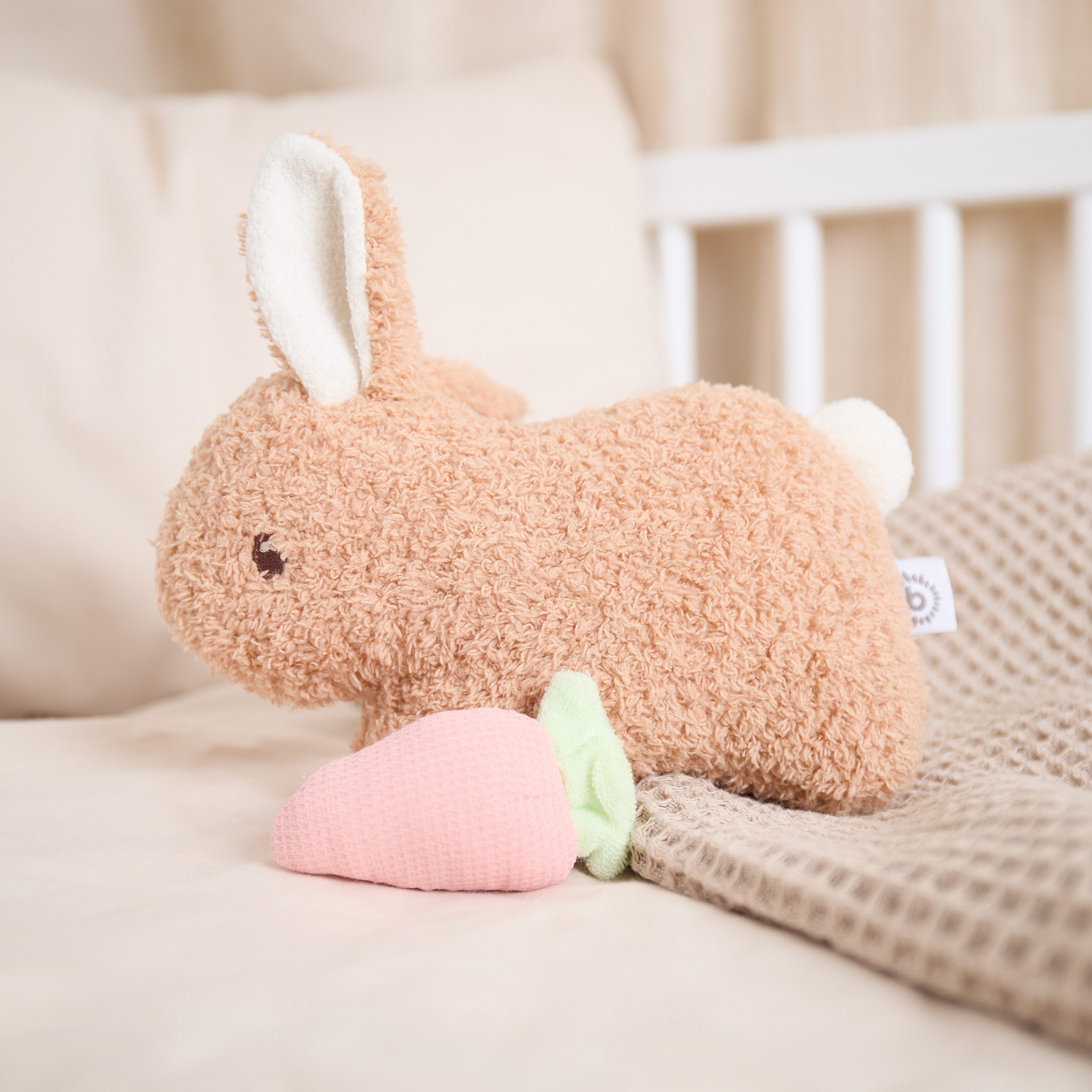 BIECO Plüschfigur Bieco Kuscheltier Hase aus Bouclé mit Karotte