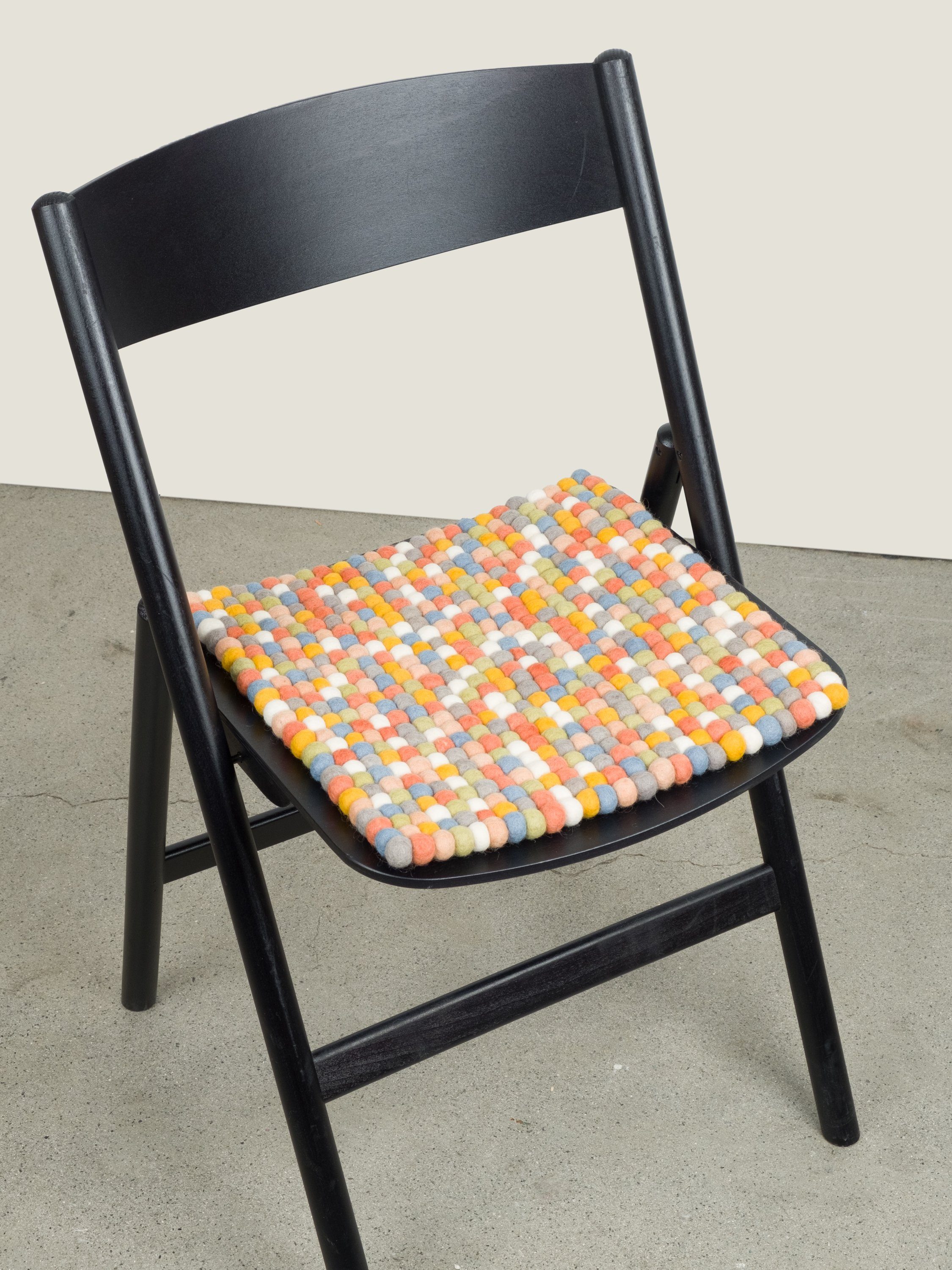 myfelt Stuhlkissen Filzkugel Sitzauflage eckig - 36 x 36 cm, beidseitig verwendbar, 100% Schurwolle