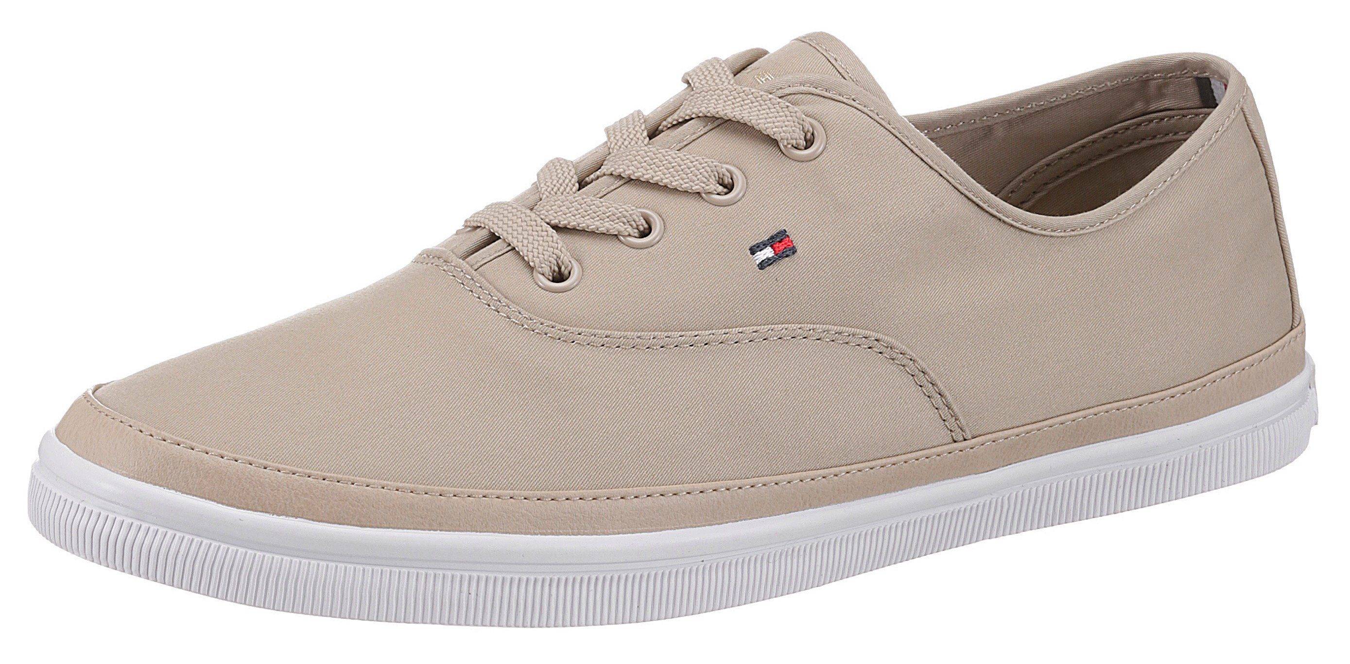 Tommy Hilfiger ESSENTIAL KESHA LACE SNEAKER Sneaker gestickter Logoflagge, E-Weite, Freizeitschuh, Halbschuh, Schnürschuh