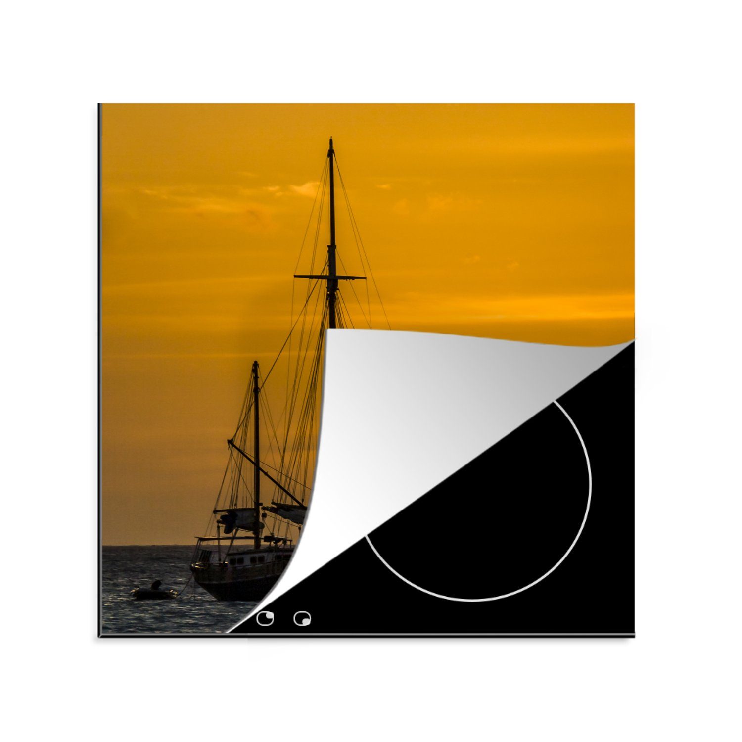 MuchoWow Herdblende-/Abdeckplatte Großes Segelboot segelt bei Sonnenuntergang in Aruba ins Meer, Vinyl, (1 tlg), 78x78 cm, Ceranfeldabdeckung, Arbeitsplatte für küche