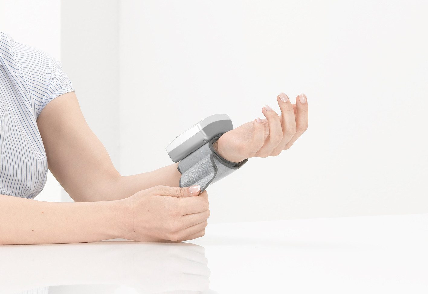 Sanitas Handgelenk-Blutdruckmessgerät SBM 03 Messung von Blutdruck und Puls am Handgelenk, Mit farbiger Einstufung der Messergebnisse, Medizinprodukt